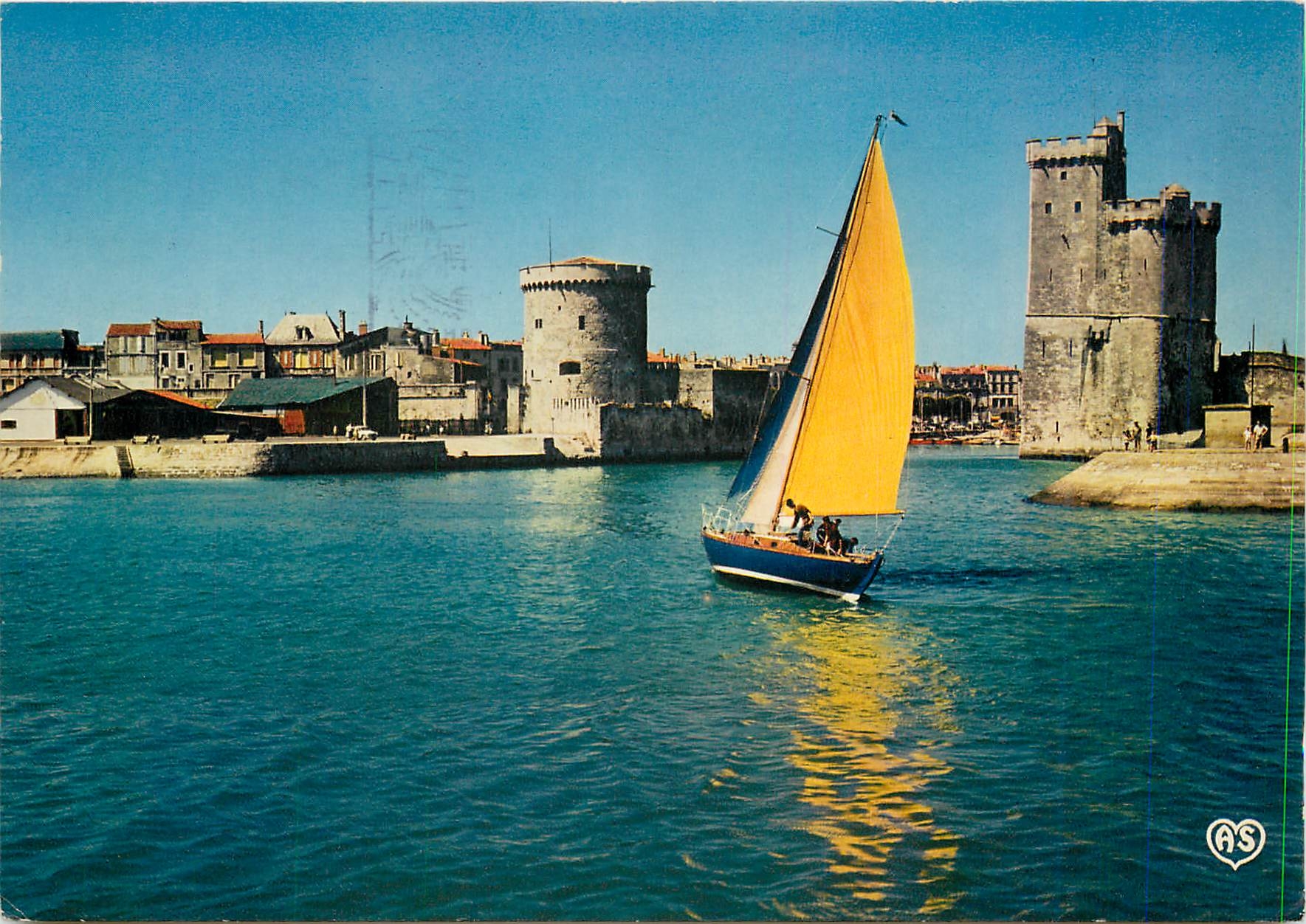 CPM La Rochelle Charente Maritime Yacht a l'entree du Port 