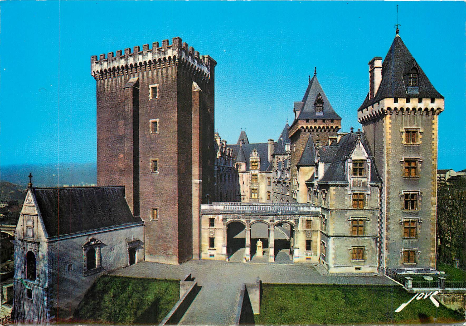 CPM Pau Le Chateau et la Cour d'Honneur Facade Principale 