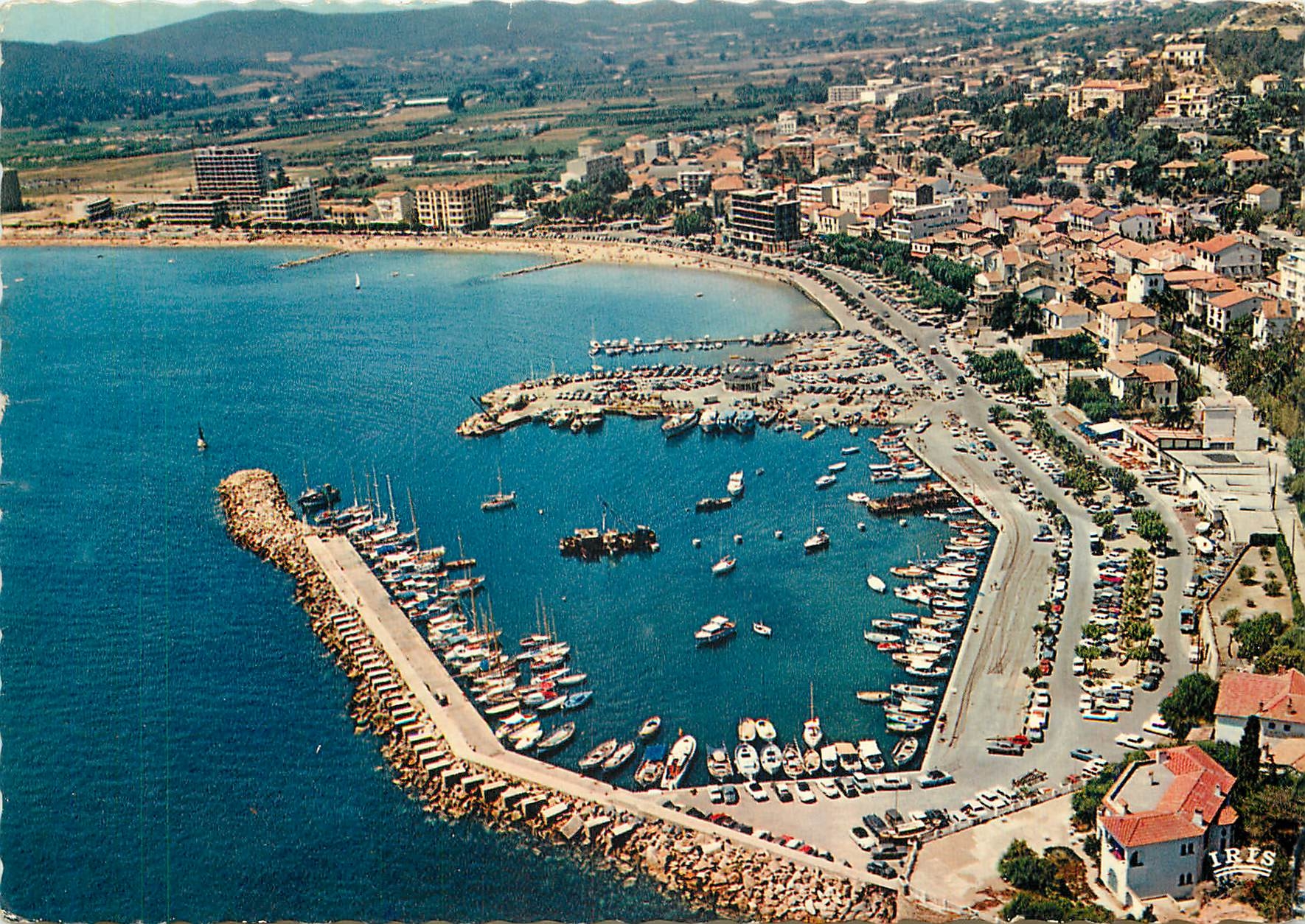 CPM Le Lavandou Vue aerienne Le Port le Boulevard du Front de Mer et les nouveaux immeubles 
