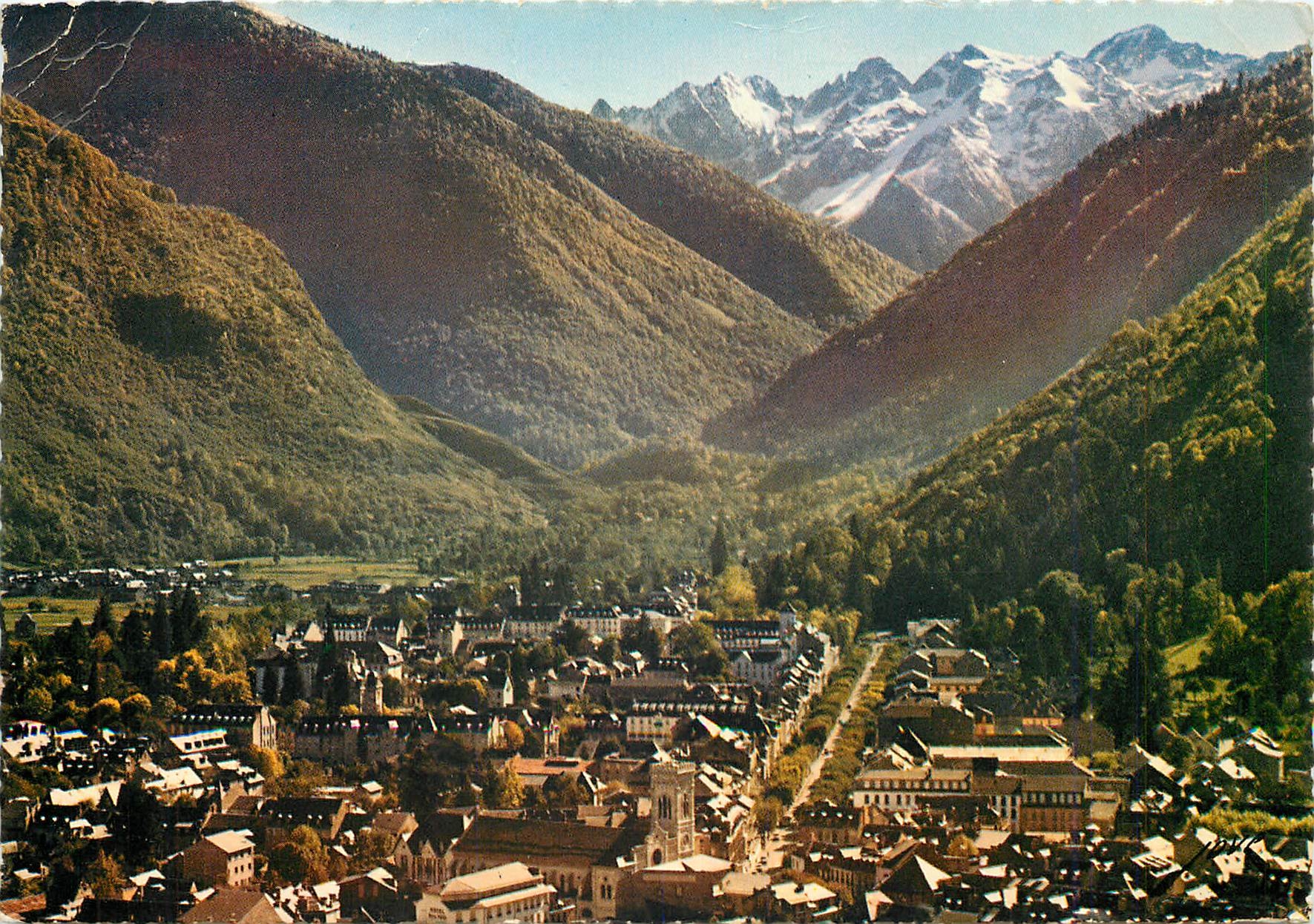 CPM Luchon Haute Garonne Vue generale et le Port de Venasque 