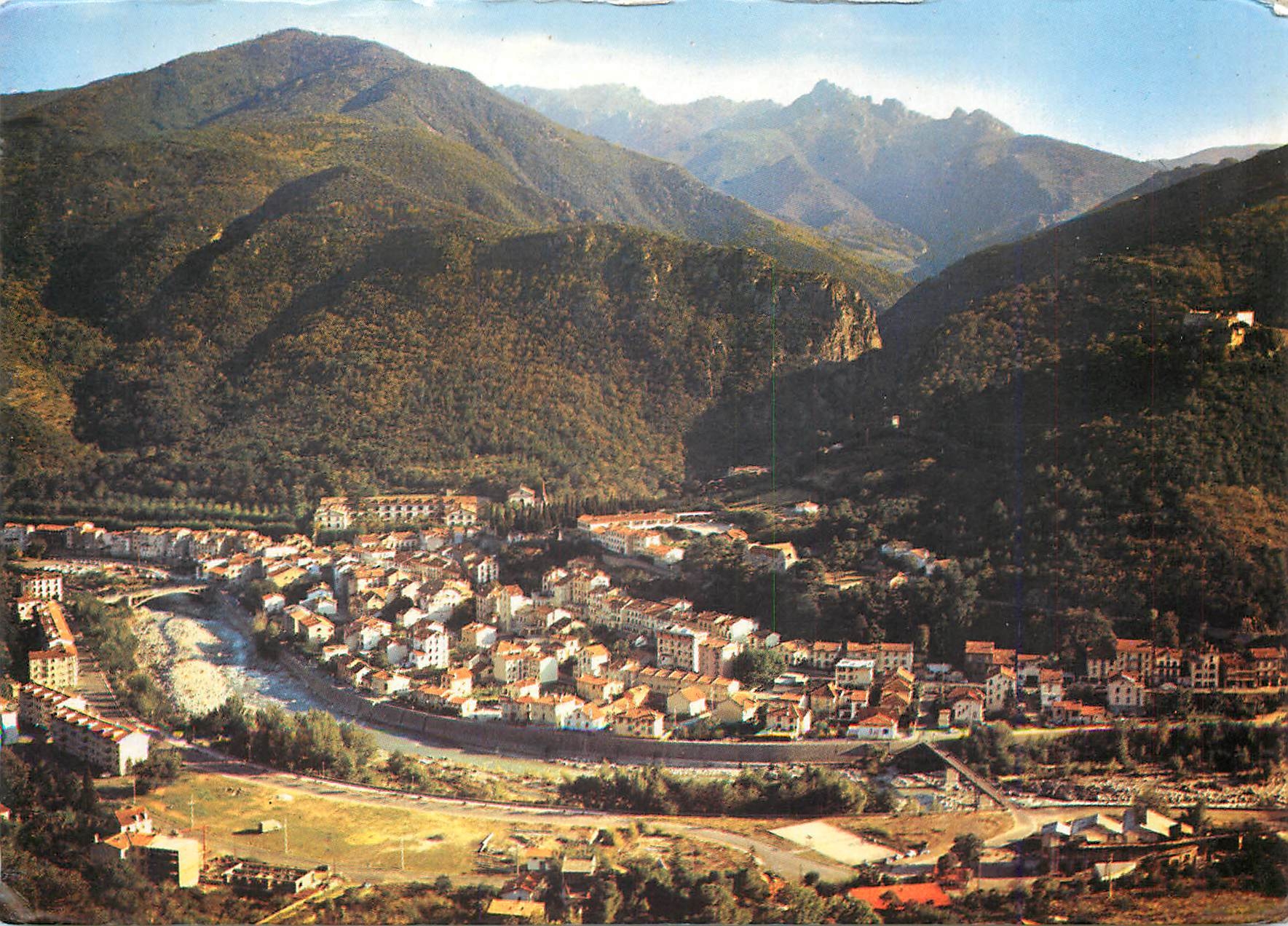 CPM Amelie les Bains PO Perle des Pyrenees Vue d'ensemble Au fond les Gorges du Mondony 