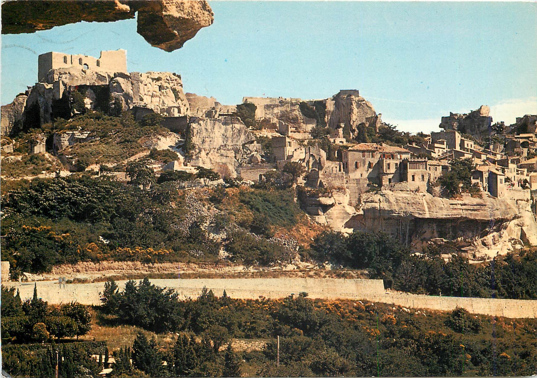 CPM Les Baux de Provence Vue generale avec le Village et son chateau perche sur un roc 