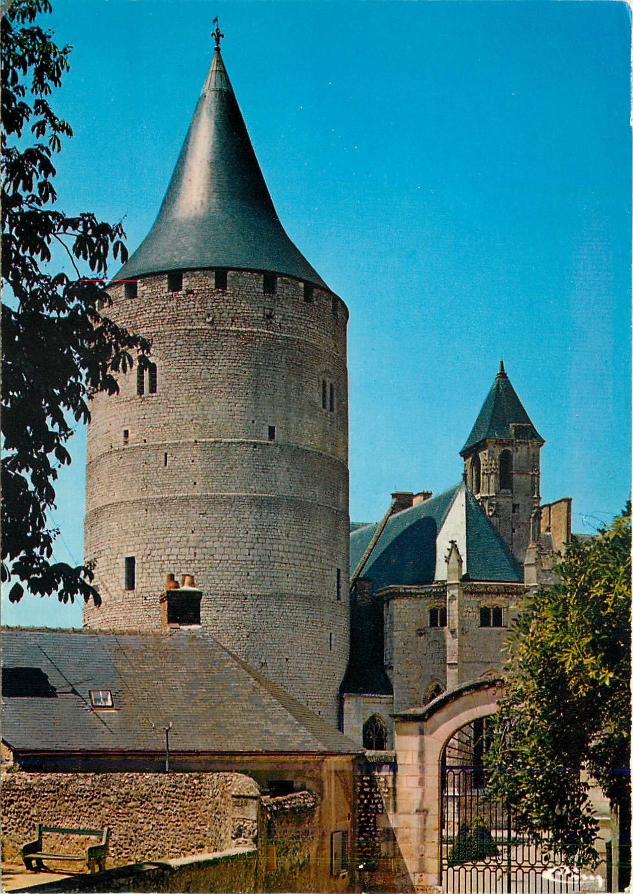 CPM Chateaudun E et L L'entree du chateau le vieux donjon du XIe siecle 