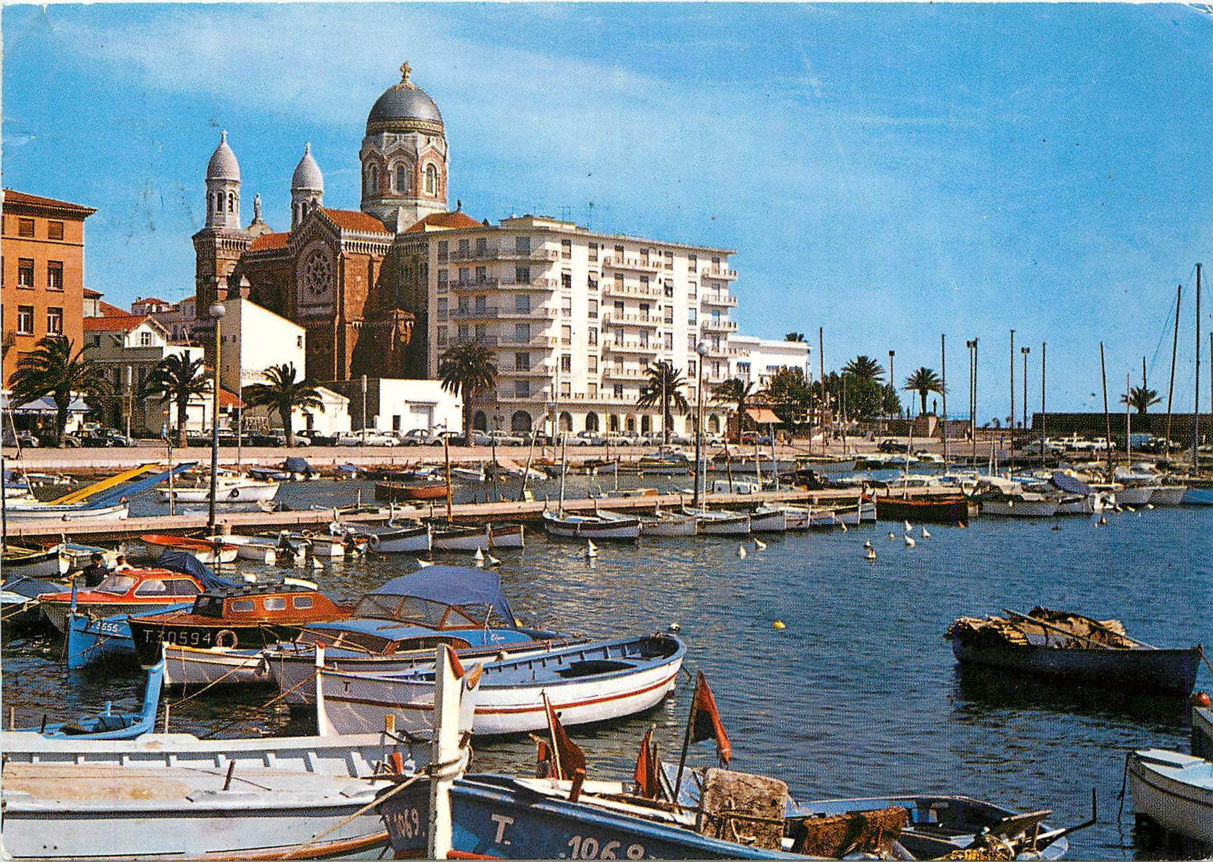CPM Saint Raphael Un coin du Port et la Cathedrale 