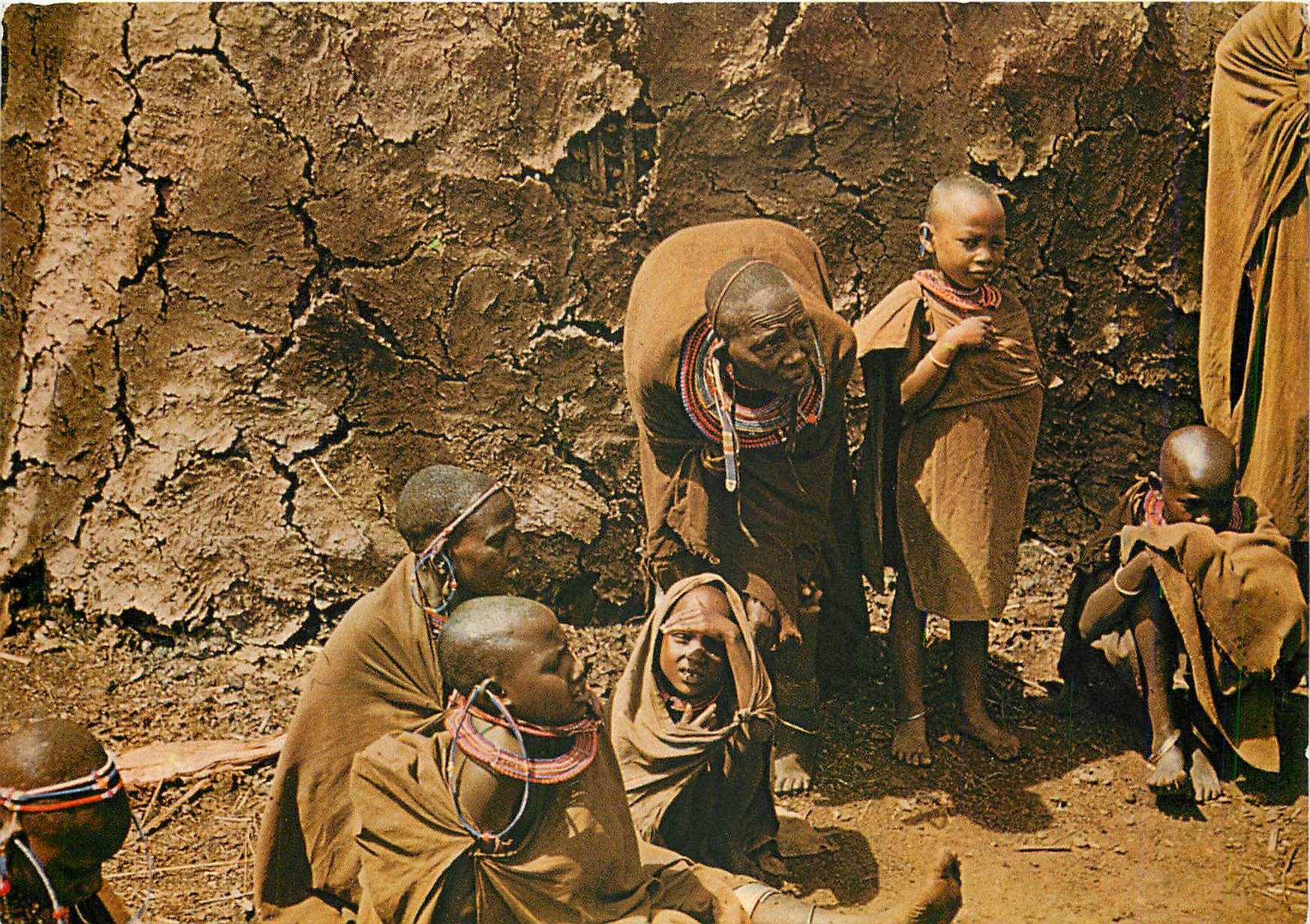 CPM Femmes et enfants Masai devant leur hutte 