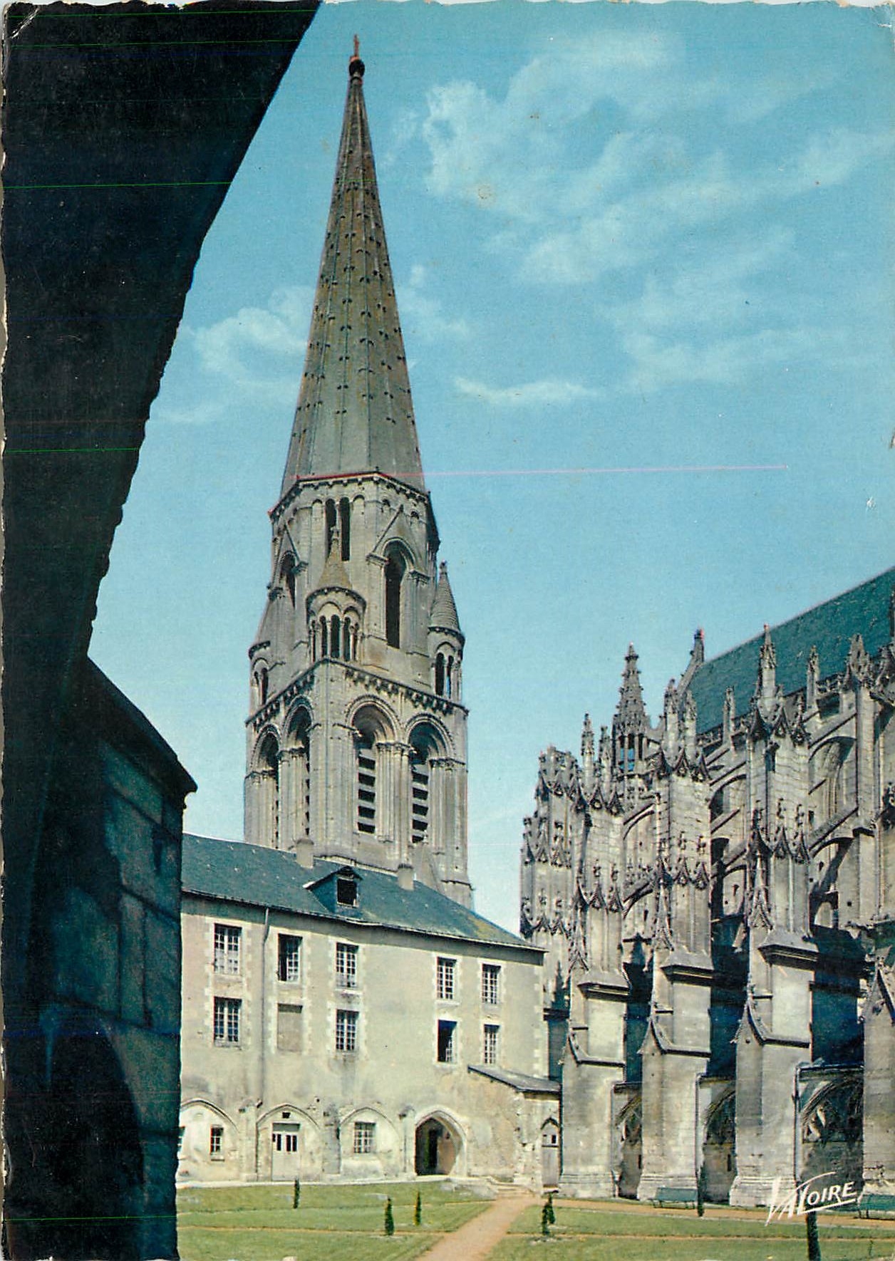 Vendôme — Le clocher roman (XIe siècle) de l'église de la Trinité, vu du cloître de l'ancienne abbaye — Éditions VALOIRE