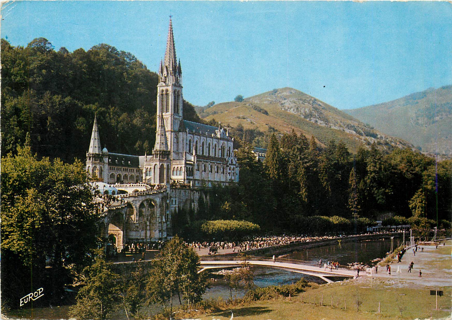 CPM Lourdes H Pyr La Basilique et le Gave 