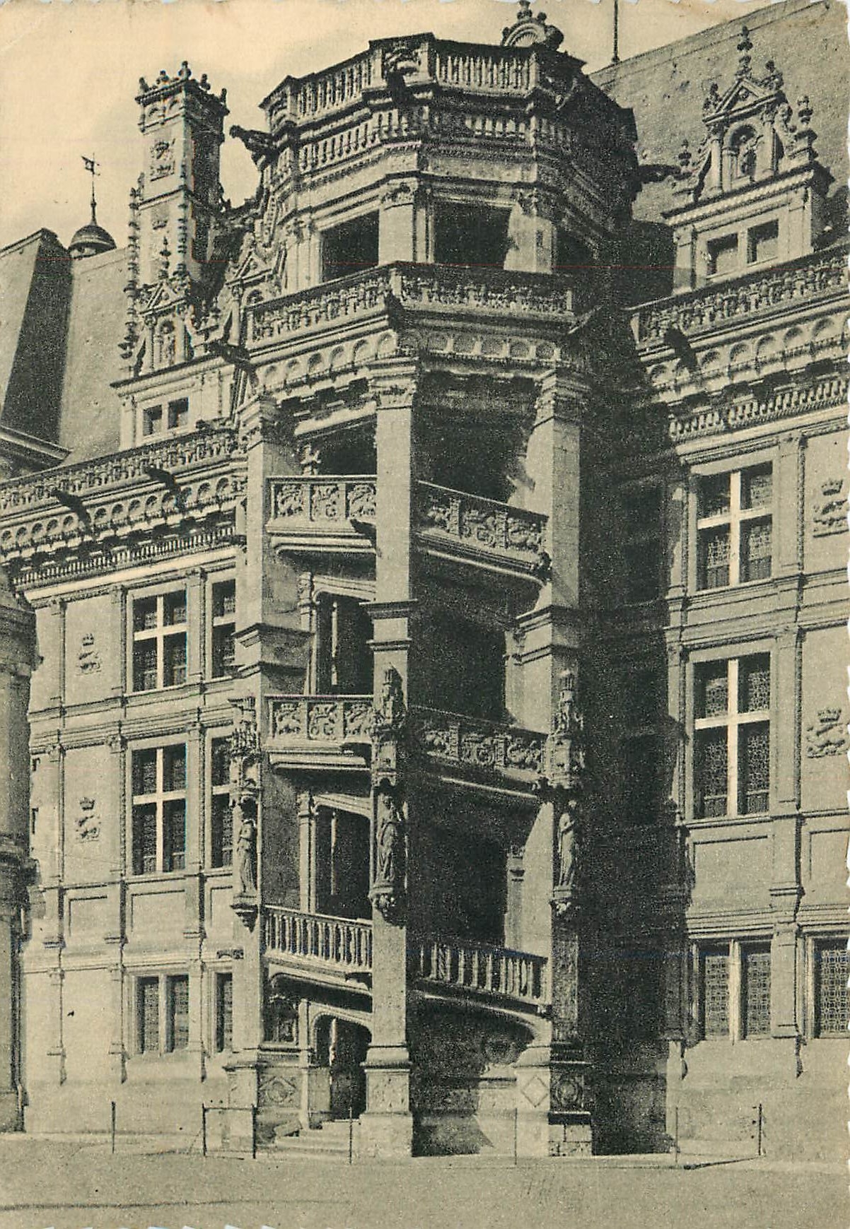 CPM Chateau de Blois L et Ch Escalier Francois 1er 
