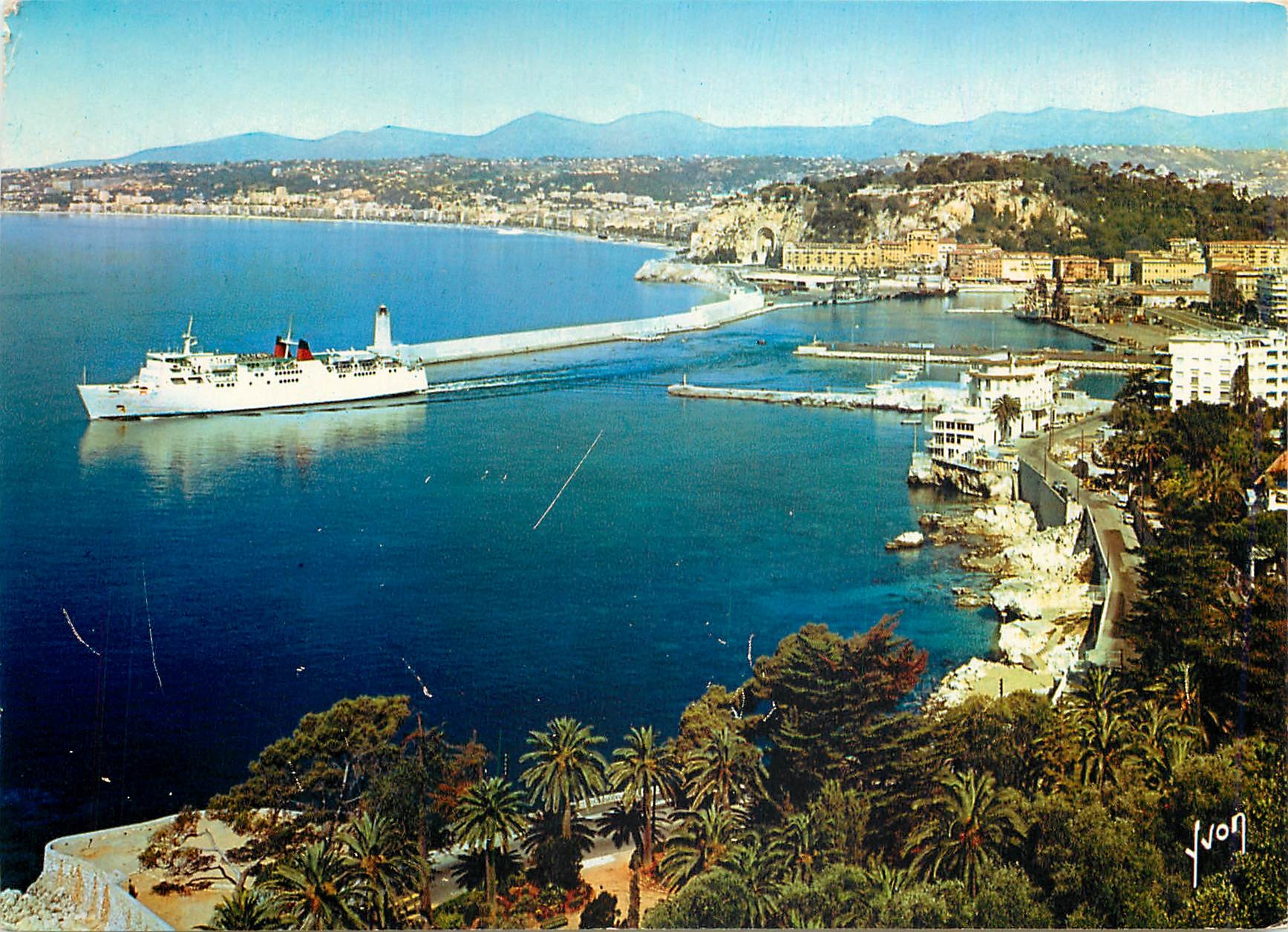CPM Nice Alpes Maritimes Embarquement pour la Corse Bateau