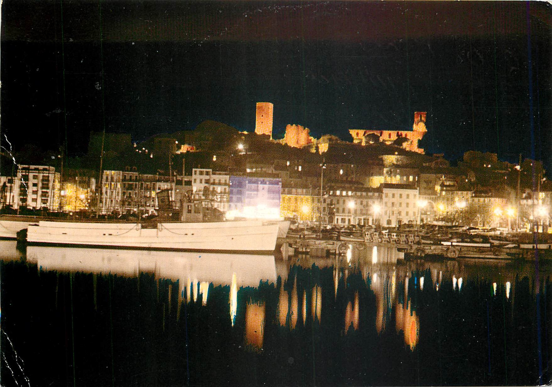 CPM Cannes la nuit Le Quai Saint Pierre et le Suquet 