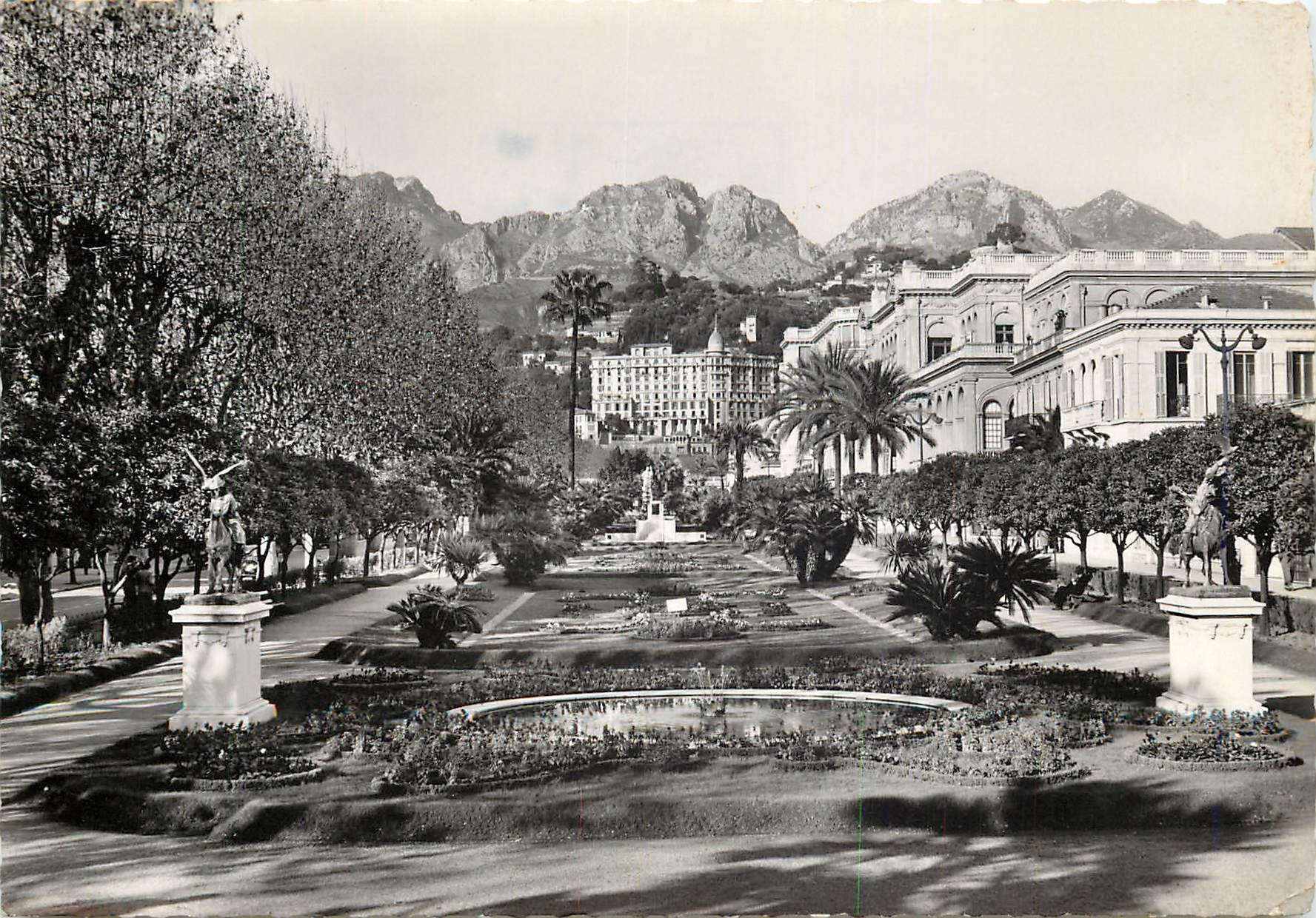 CPM Menton Les jardins publics Au fond le Palais Lutetia 
