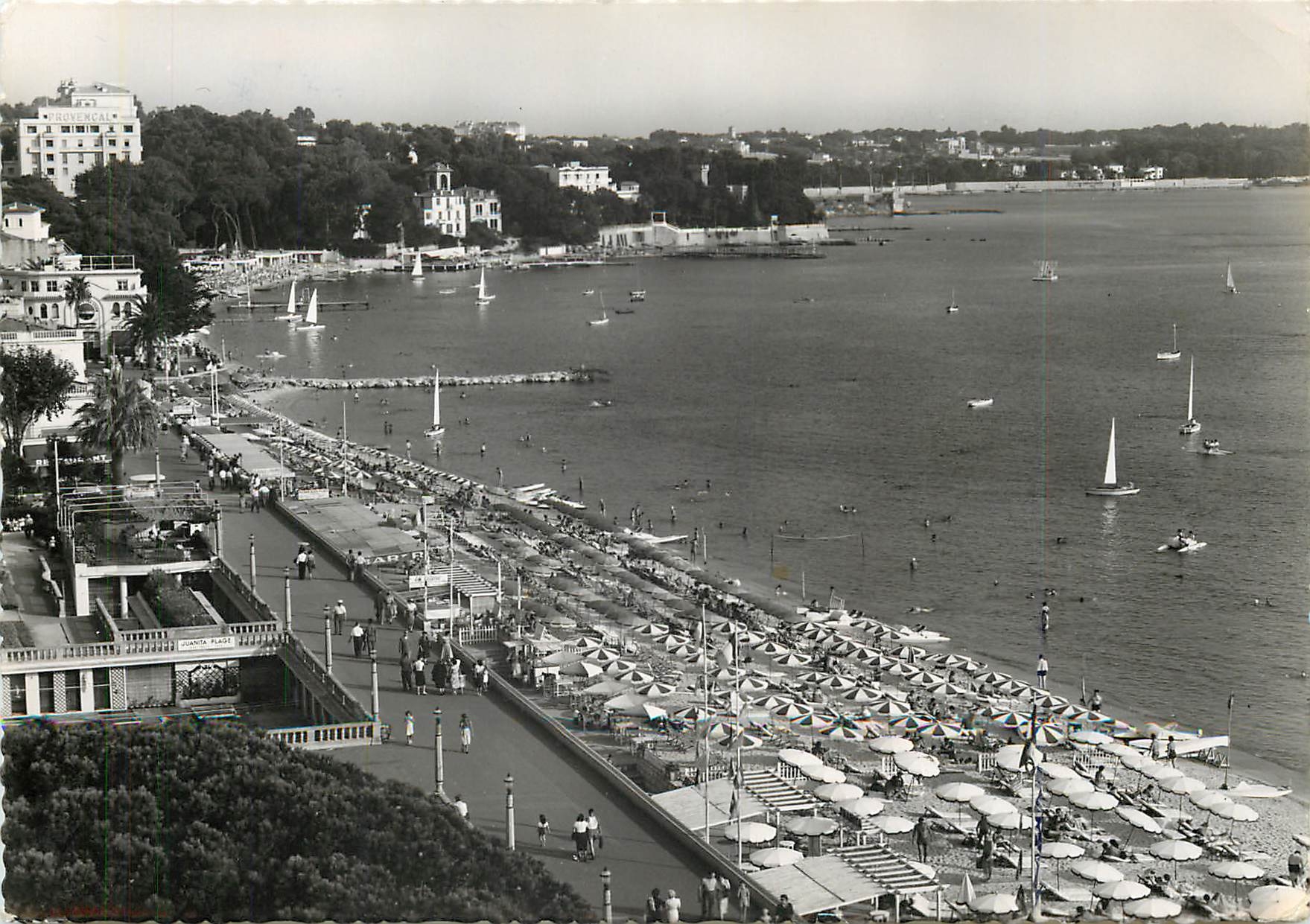 CPM Juan les Pins Vue generale sur la Plage du Grand Pin 