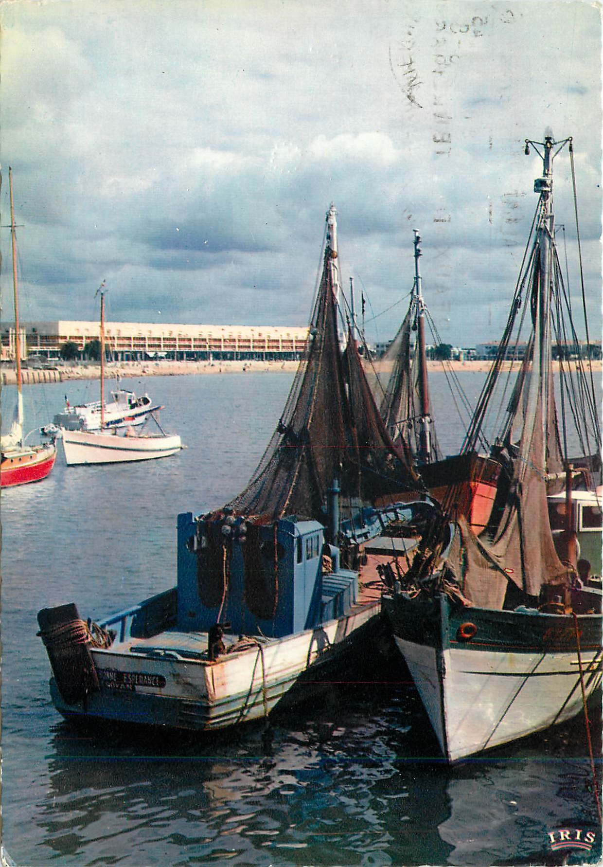 CPM Royan Charente Maritime Le Port au fond le front de Mer Bateaux