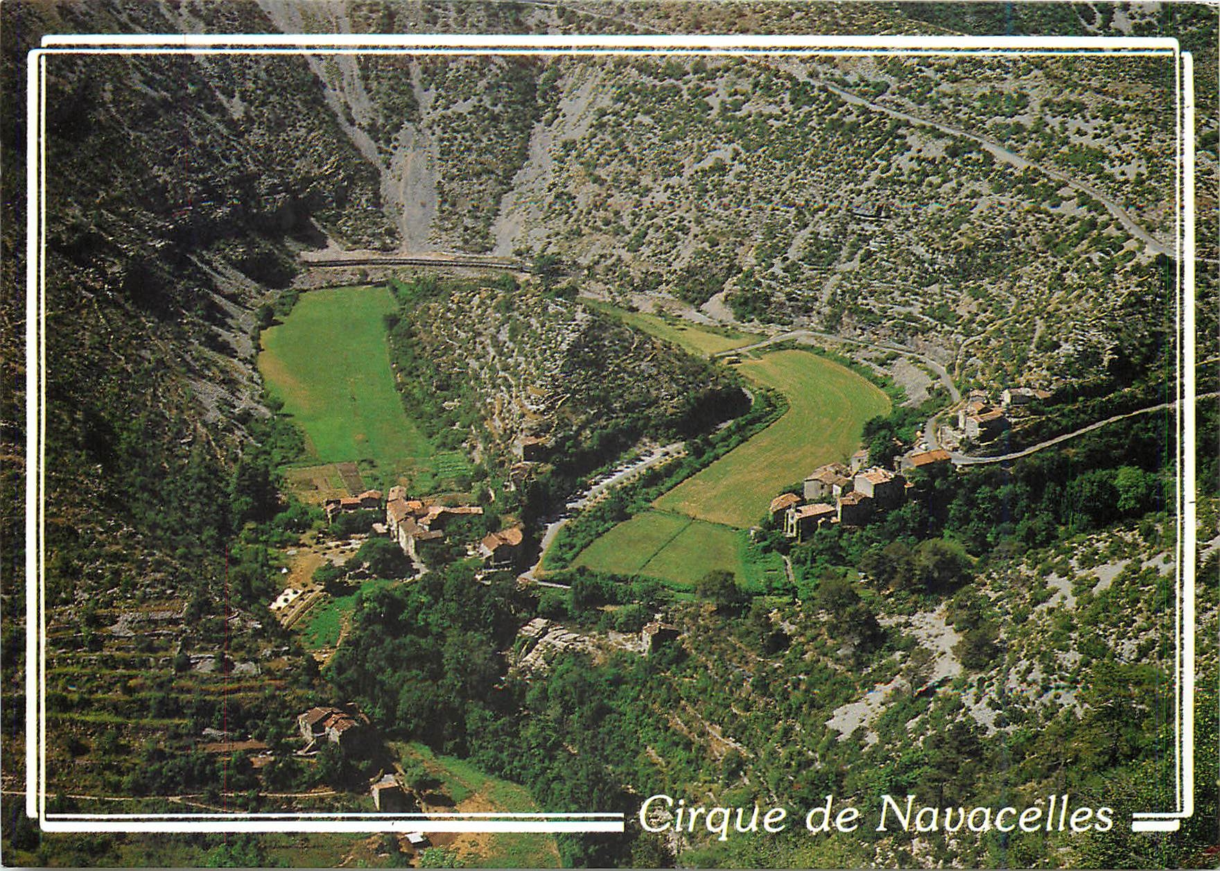 CPM Le Cirque de Navacelles Le Village de Navacelles et l'Huitre au fond du Cirque 