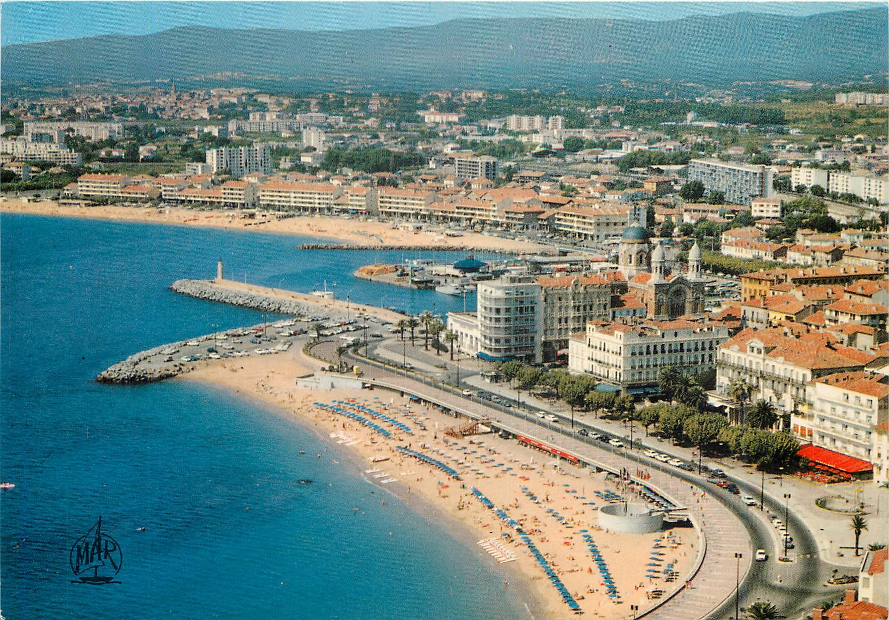CPM Saint Raphael Var La Plage au fond Frejus et sa Plage 