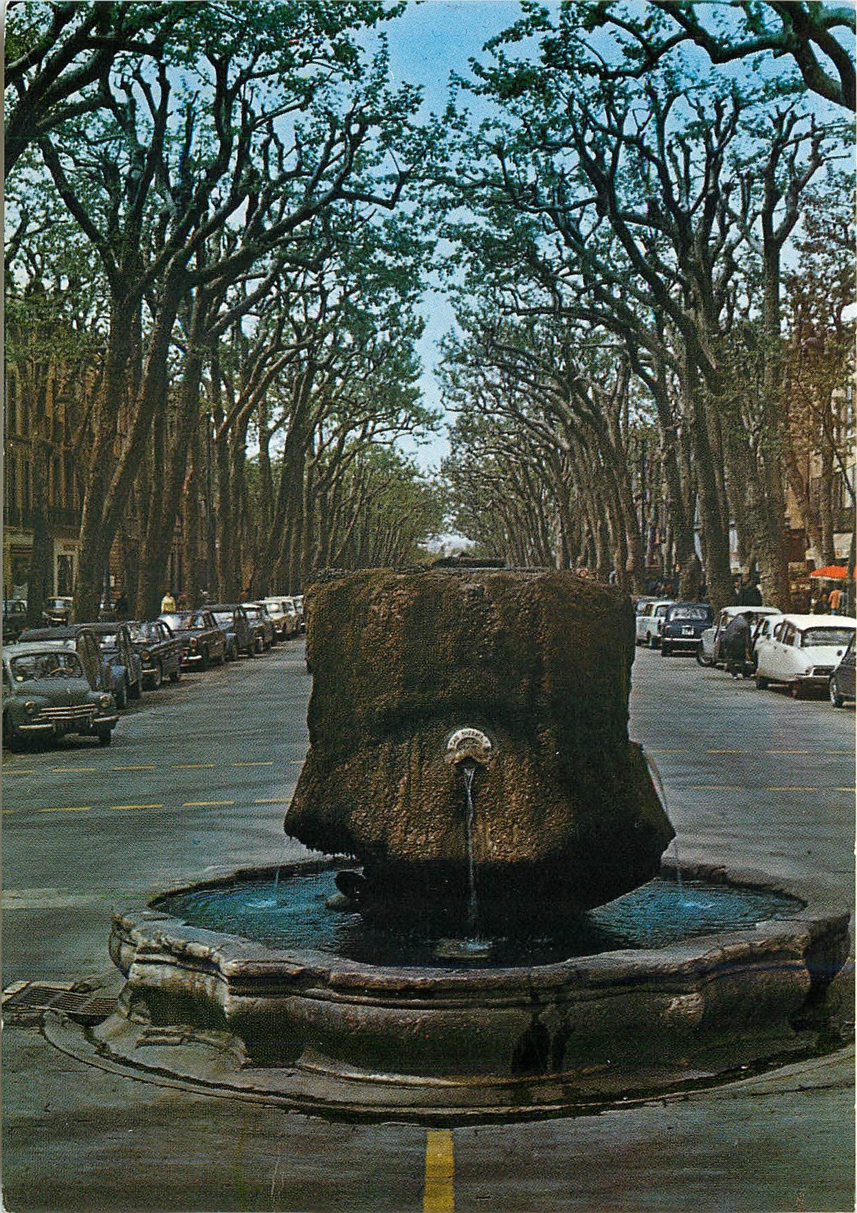 La Cité du Roy René — Fontaine Thermale sur le Cours Mirabeau — Société des Éditions de France