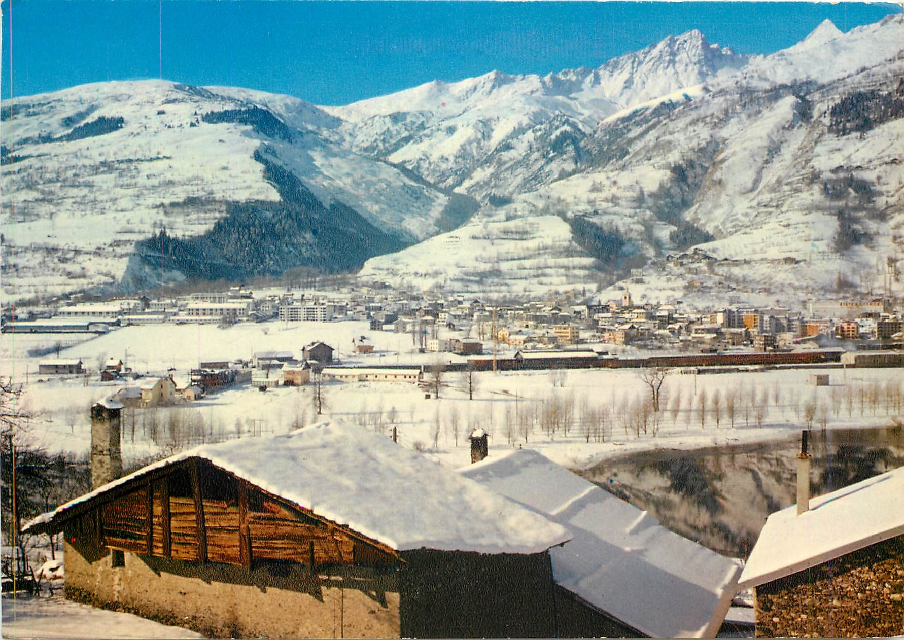 CPM Bourg St Maurice Les Arcs Savoie Vue generale au fond le Roignais 