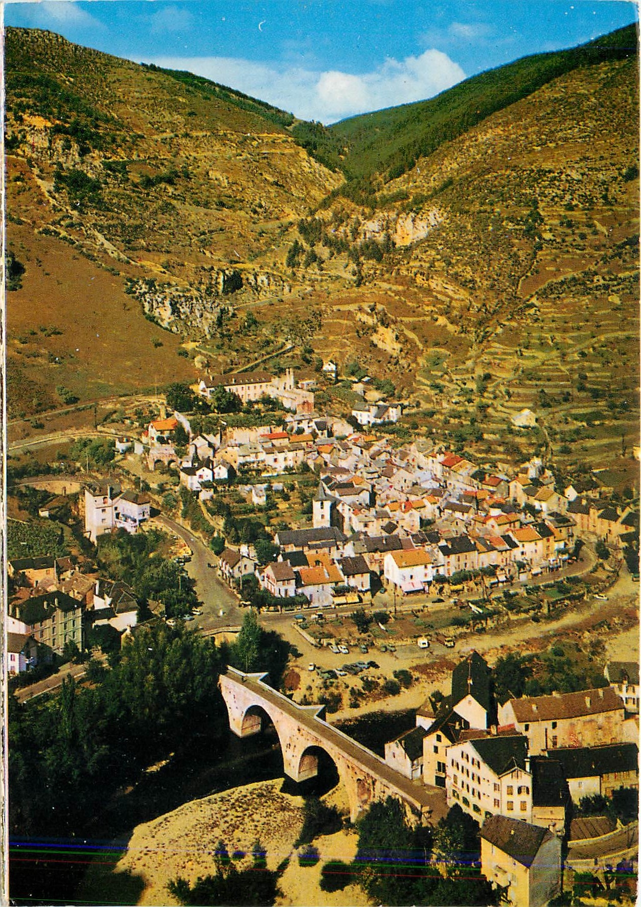 CPM En Parcourant les Gorges du Tarn Vue generale de Sainte Enimie 