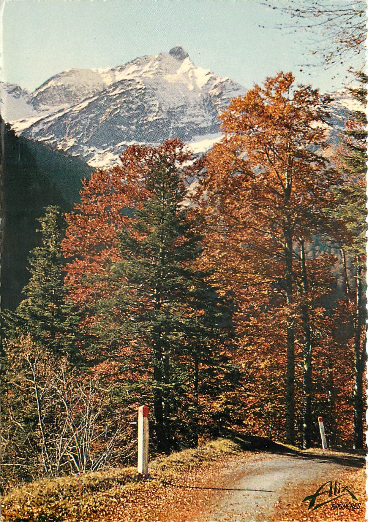 CPM Luchon Superbagneres La route de Superbagneres en automne Au fond le Pic de Sacroux 