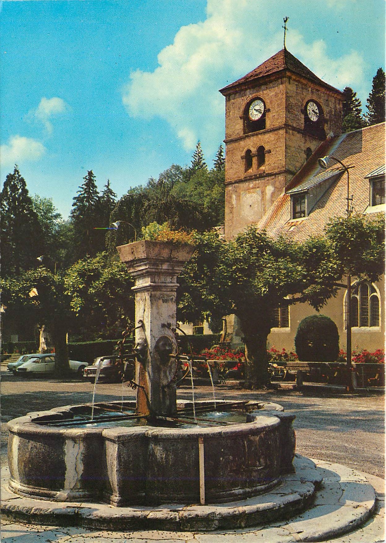 CPM Samoens L'eglise et la vieille fontaine 