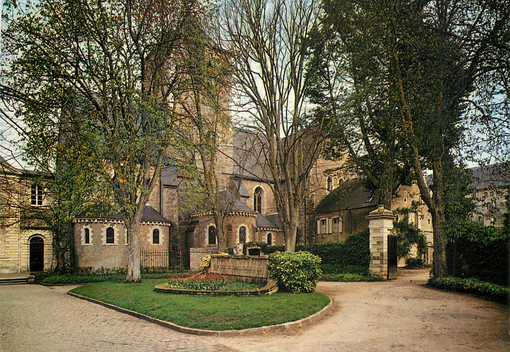 CPM Abbaye Saint Pierre de Solesmes Sarthe La cour d'entree 