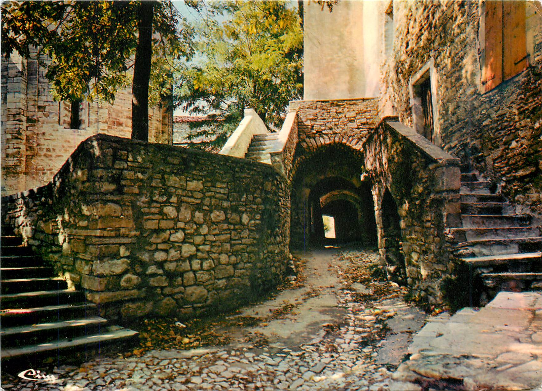 CPM St Martin de Londres Herault Vieux quartier derriere de l'eglise romane byzantine 