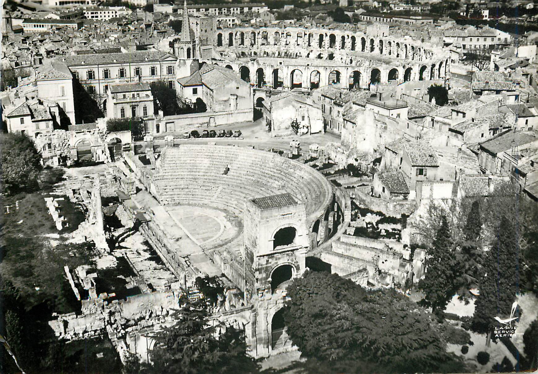CPM Arles Bouches du Rhone Le Theatre Antique et les Arenes 