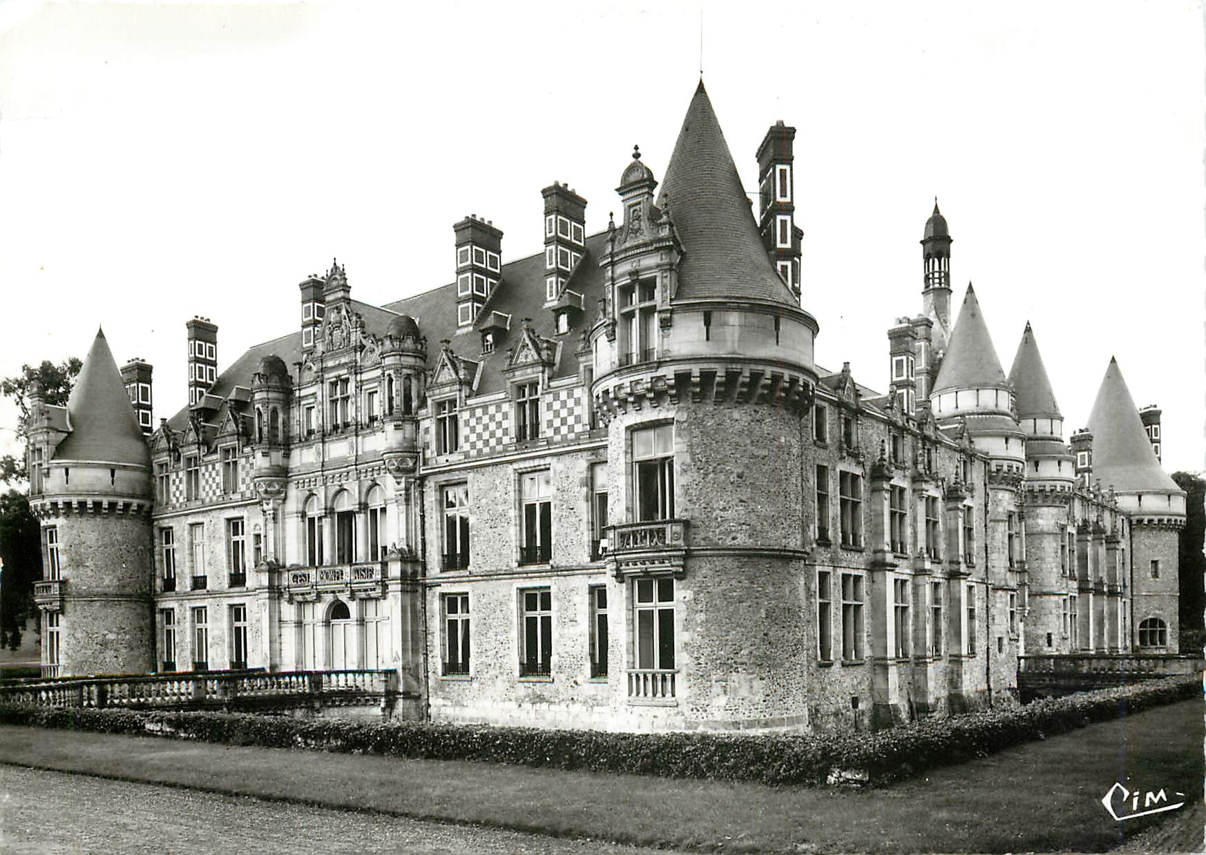 CPM St Symphorien Chateau d'Esclimont Vue generale 