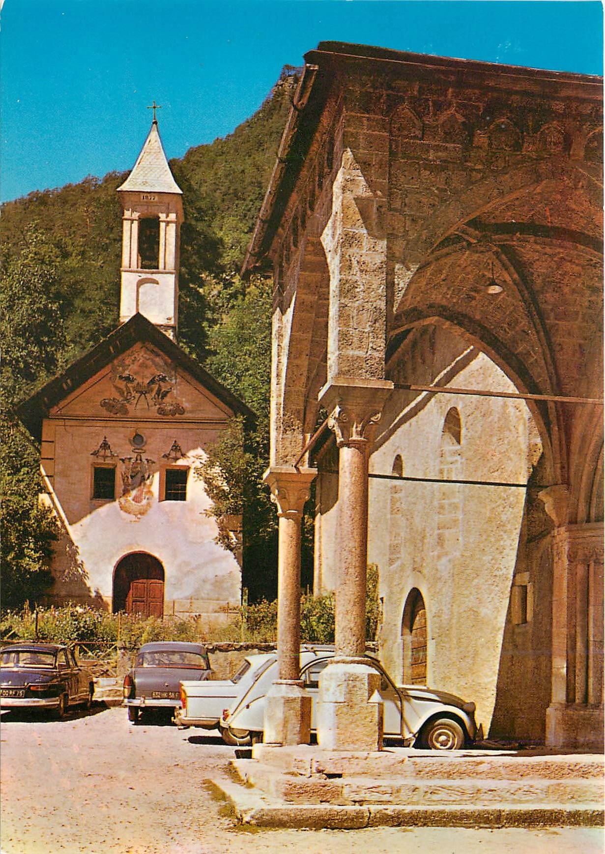 Valloise (Htes-Alpes) — Le Porche de l'Église et la Chapelle des Pénitents — Société Éditions de France, n° 11.471