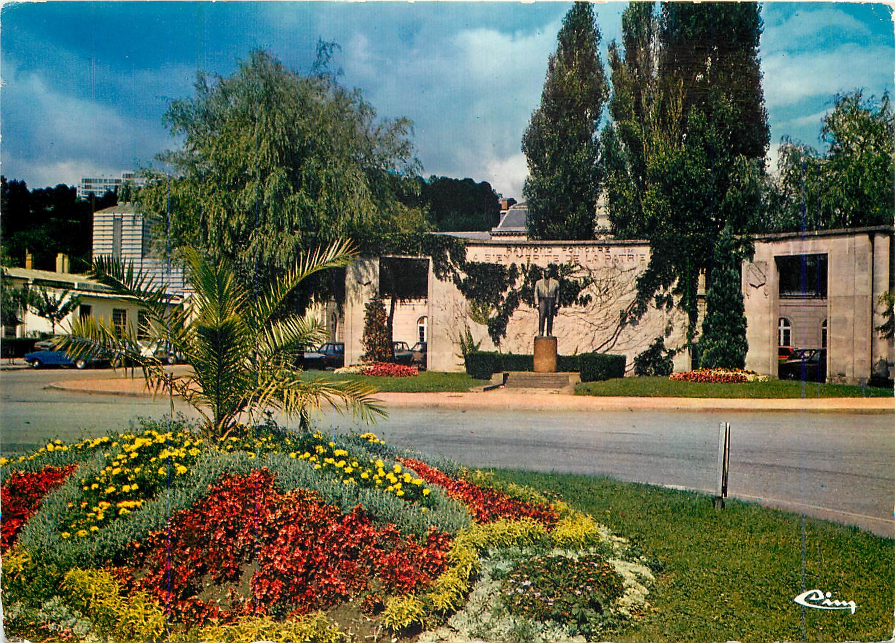 CPM Bar Le Duc Meuse Place de la Gare 