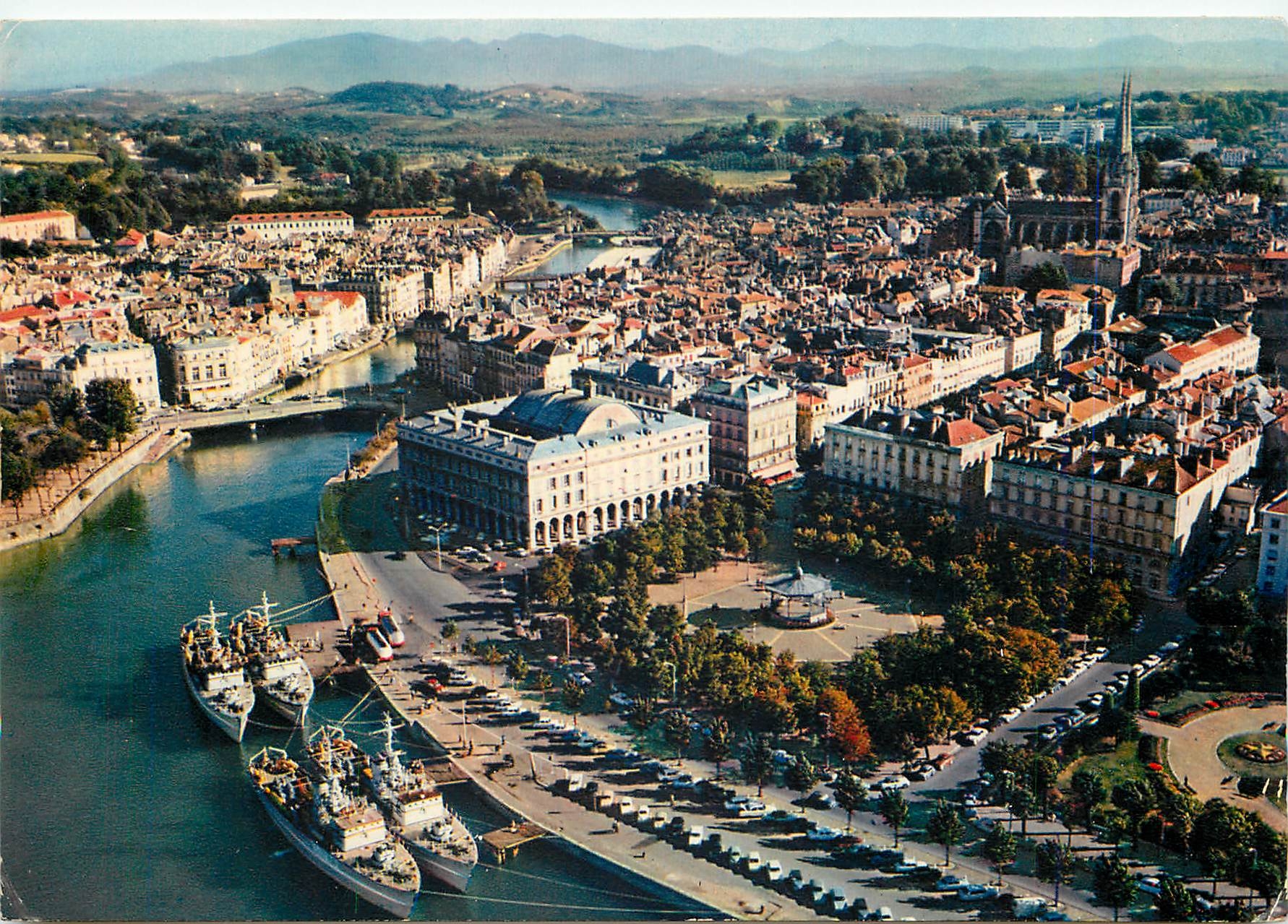 CPM Bayonne Vue generale et l'Hotel de Ville 