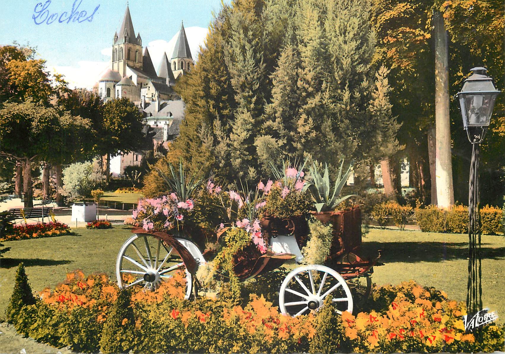 CPM Loches Indre et Loire Le jardin public et perspective sur l'eglise Saint Ours 