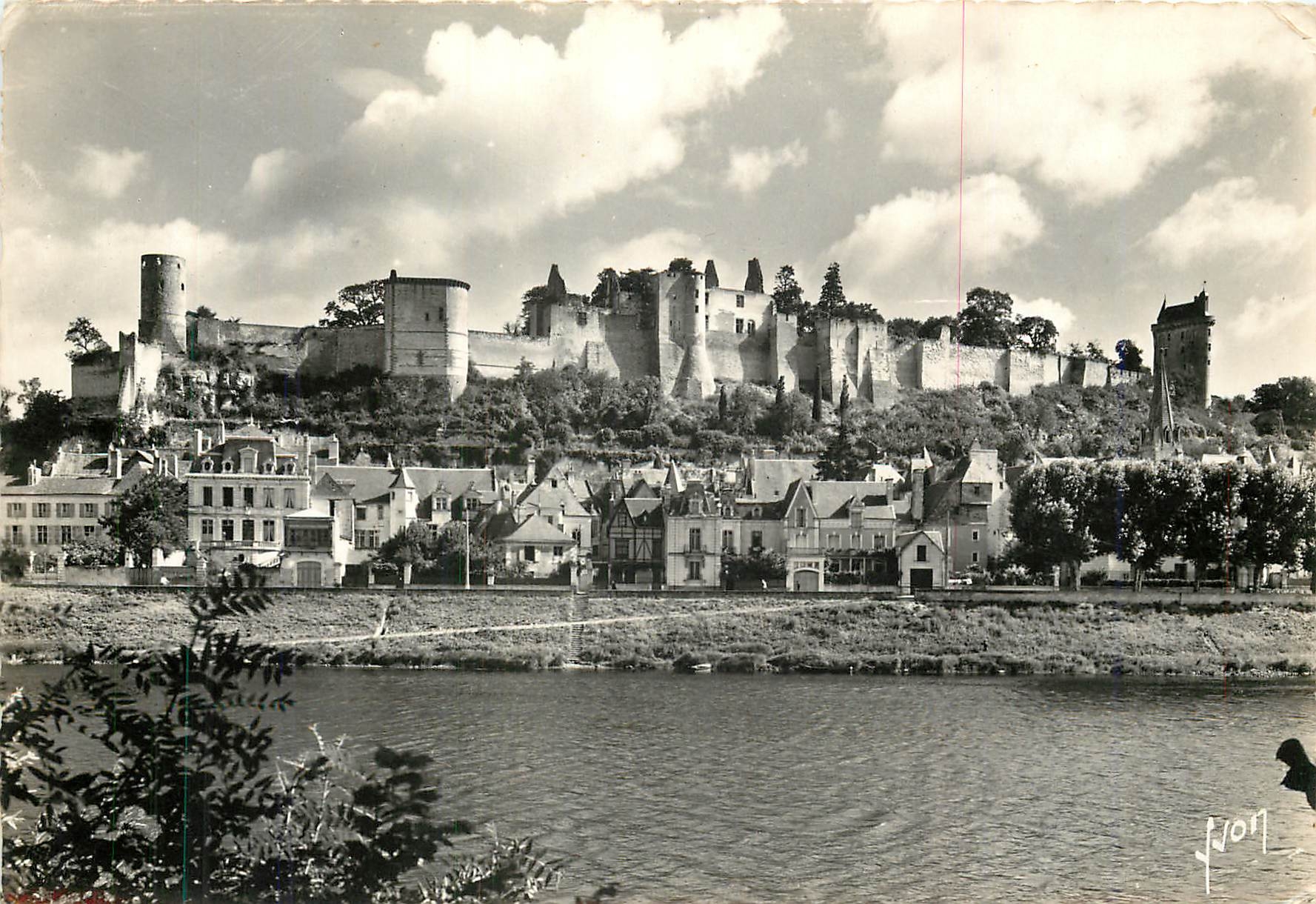 CPM Chinon Indre et Loire Vue d'Ensemble du Chateau 