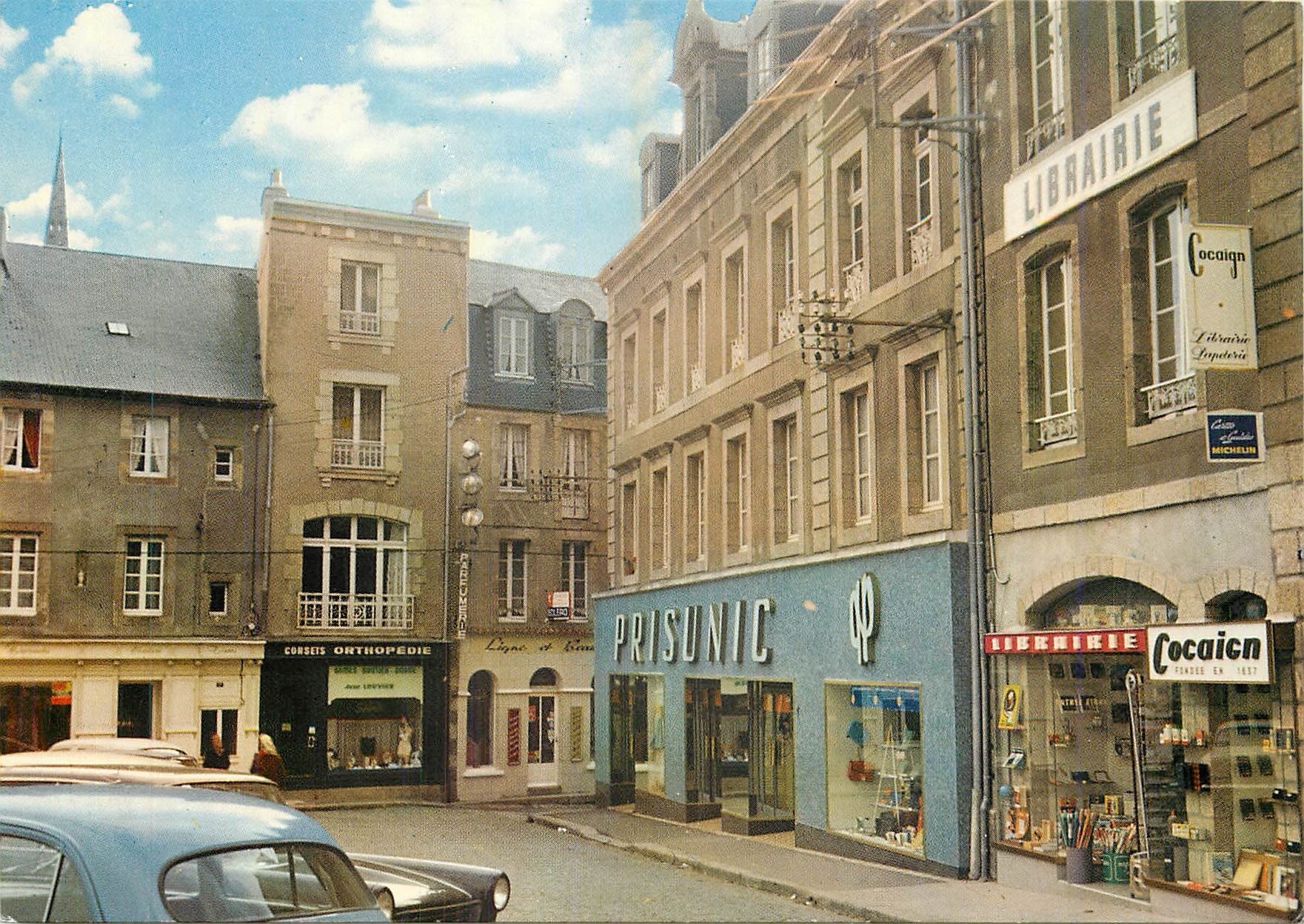CPM La Bretagne St Pol de Leon Finistere La place Guebriant Prisunic Librairie