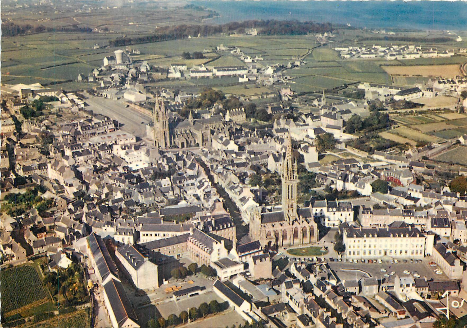 CPM Saint Pol de Leon Finistere Vue generale sur le Kreisker la Cathedrale et les plages 