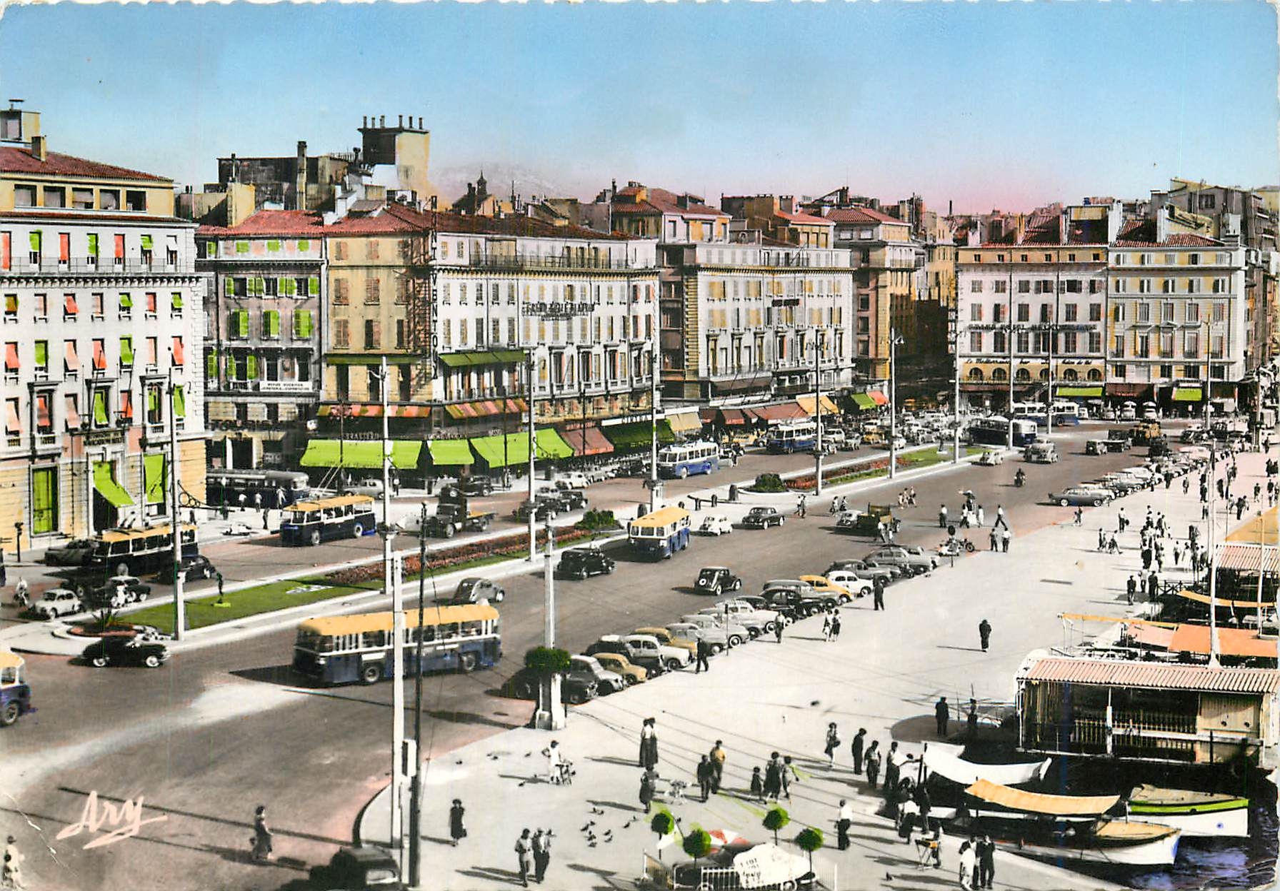 CPM Marseille Le Quai des Belges et les Hotels Autobus