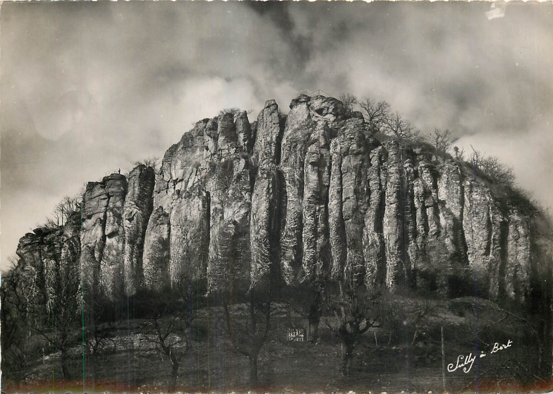 CPM Les Orgues de Bort Correze Roches cylindriques de basalte d'une 