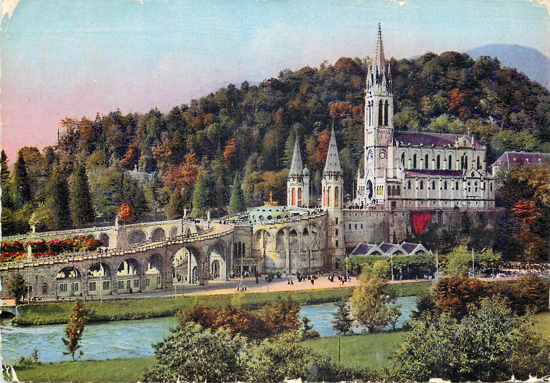 CPM Lourdes HP La Basilique et le Calvaire 