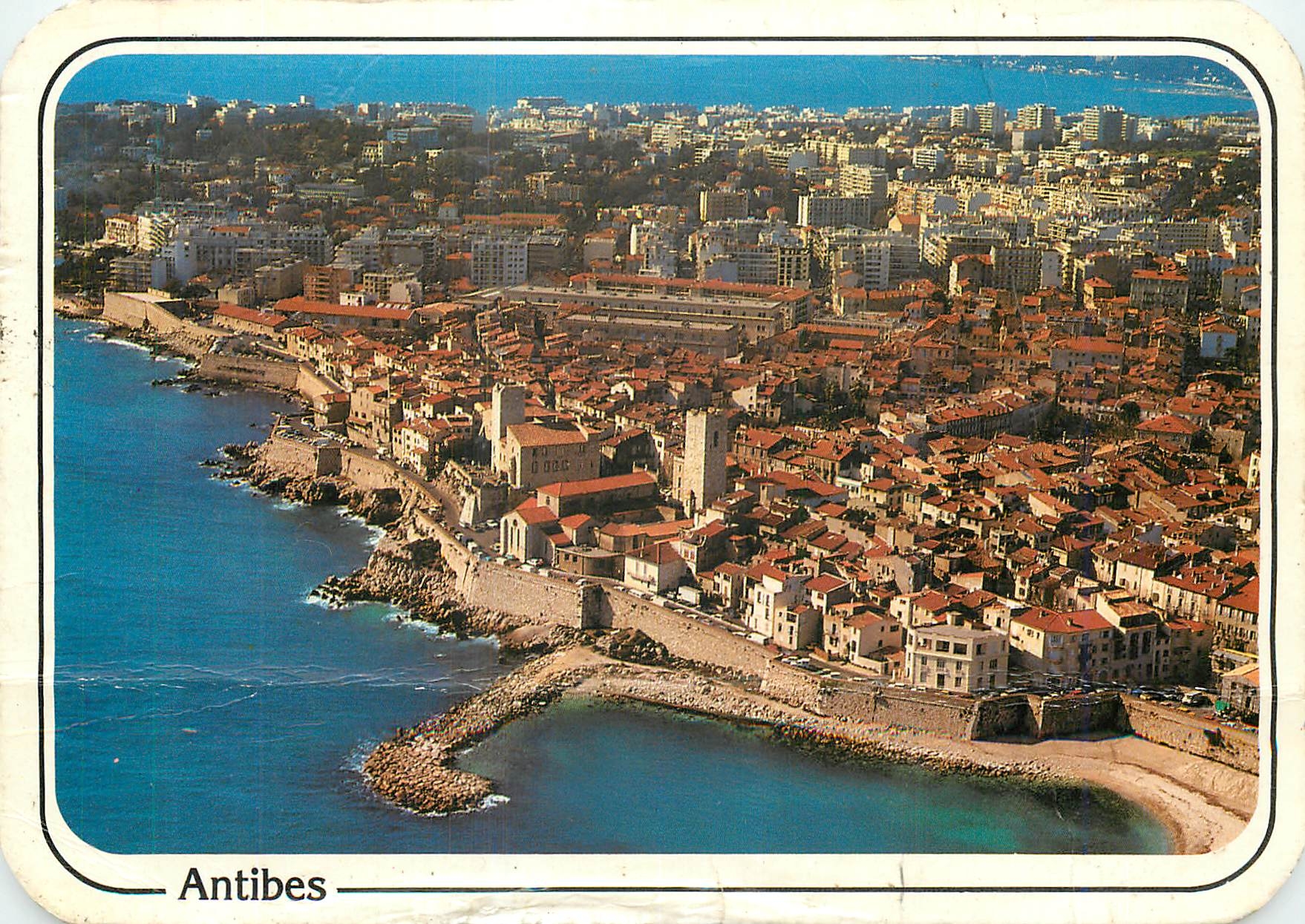 CPM Antibes Les Remparts et la Vieille Ville 