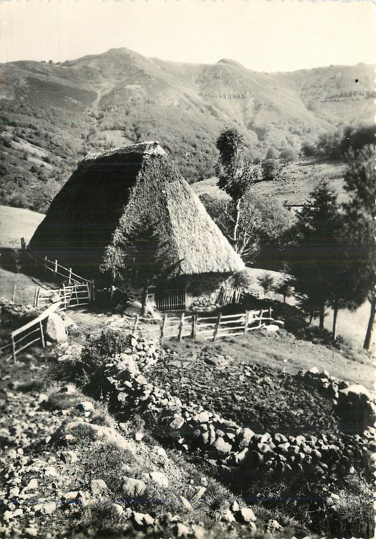 Auvergne - Plomb du Cantal — Ein altes Buron — Photo Editions ROS