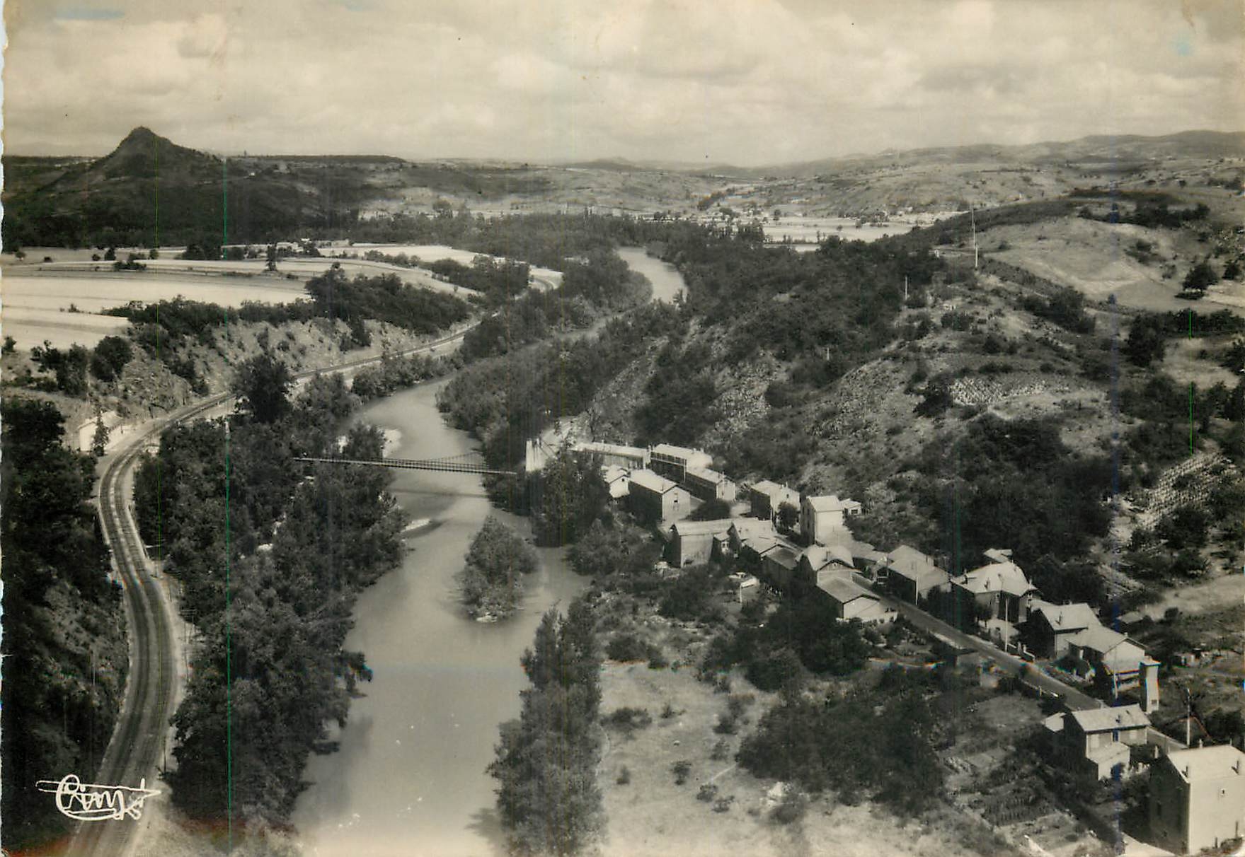 Environs de LA COMBELLE (P.-de-D.) — Le Saut du Loup — Vue aérienne — Éditions Aériennes