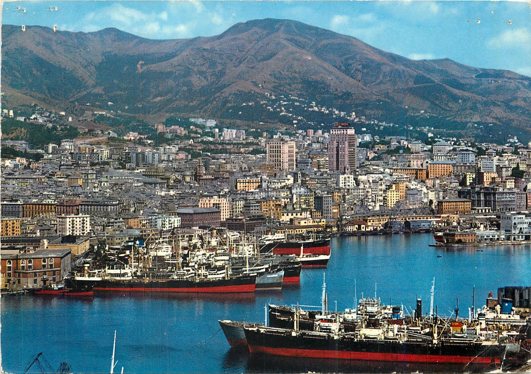 CPM Genova Port et panorama Bateaux