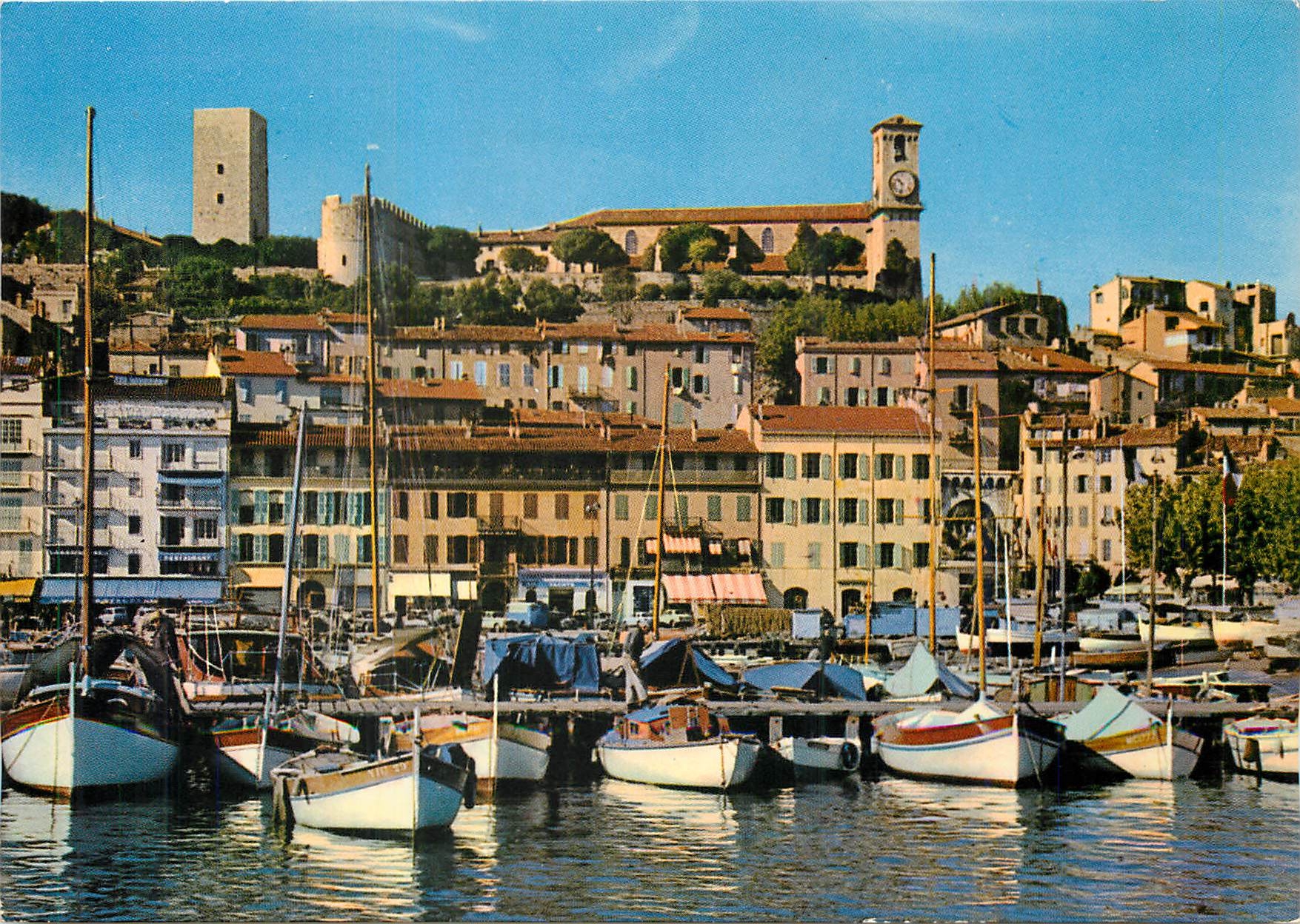 CPM Cannes Un coin du Port le Quai St Pierre et le Suquet Bateaux