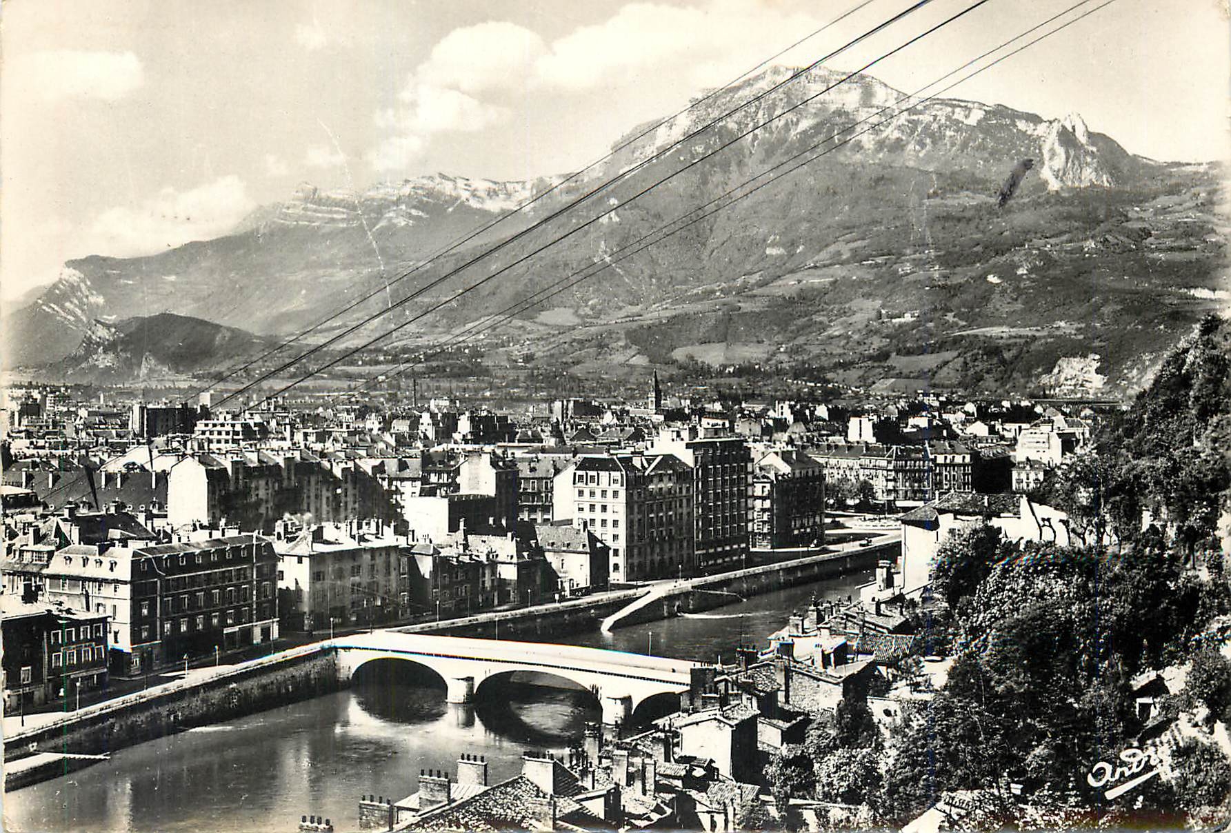 Grenoble — Vue sur la ville, l'Isère et le Moucheroitte (1895 m.) — André, Grenoble