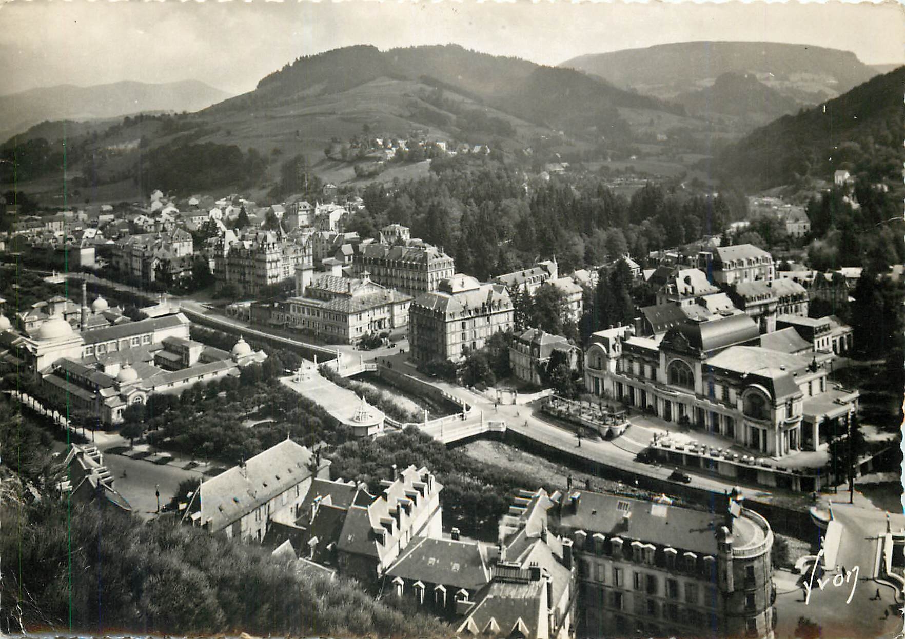 CPM La Bourboule Puy de Dome La Dordogne les Hotels et le Casino 