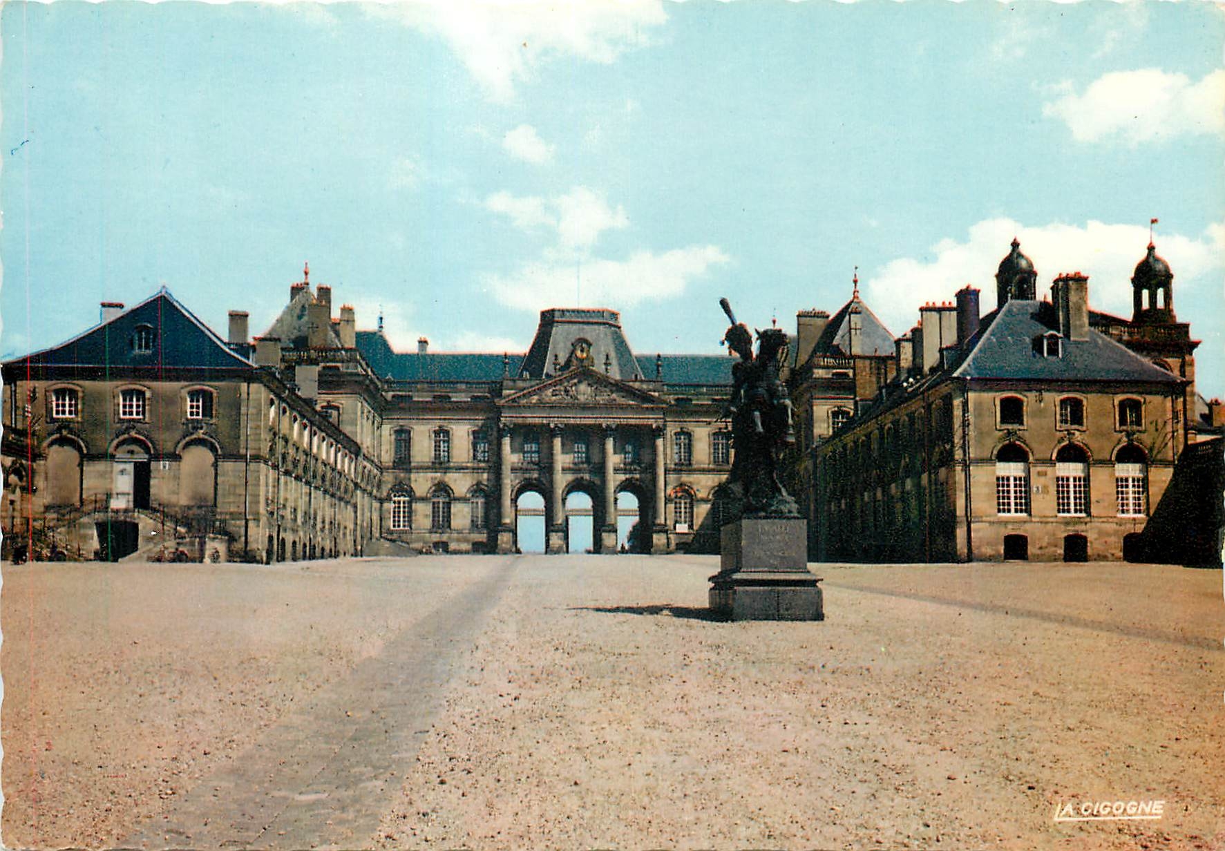 CPM Luneville Meurthe et Moselle Le Chateau et Statue du Marechal Lasalle 