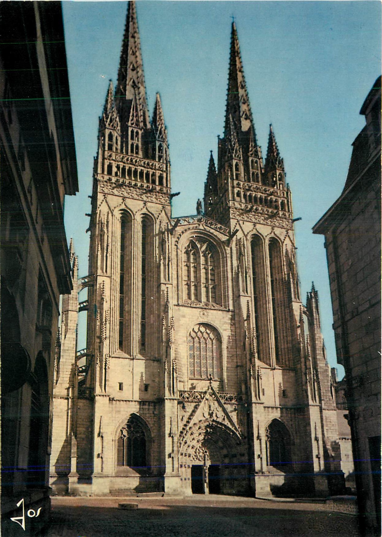 CPM Quimper Finistere La Cathedrale Saint Corentin vue de la rue Kereon 