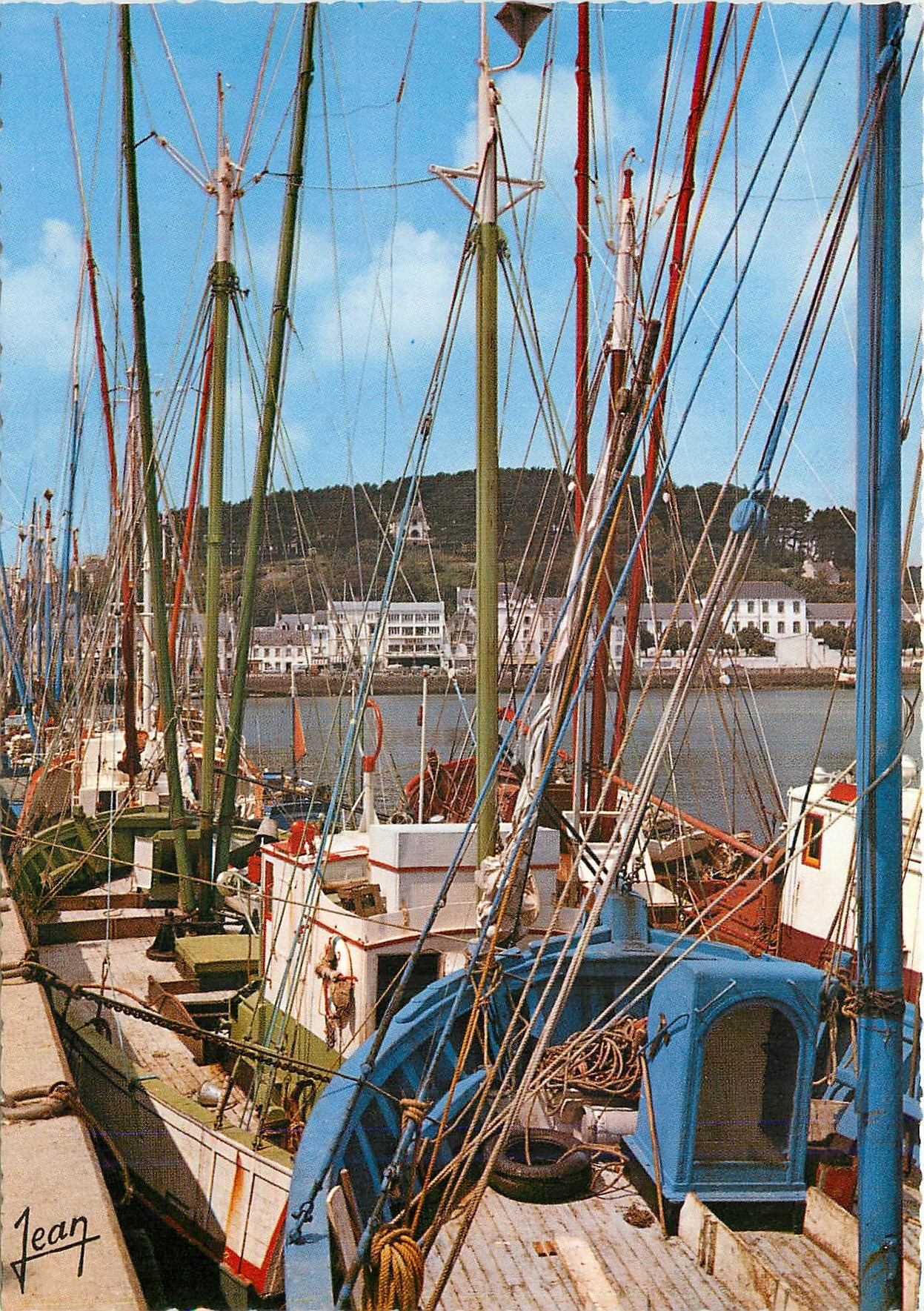 CPM La Bretagne Audierne Thoniers a quai Bateaux