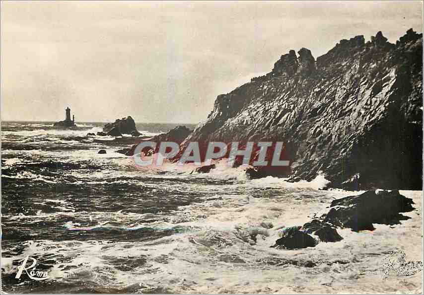CPM En Bretagne La Pointe du Raz Les Brisants au fond le Phare de la Vieille 