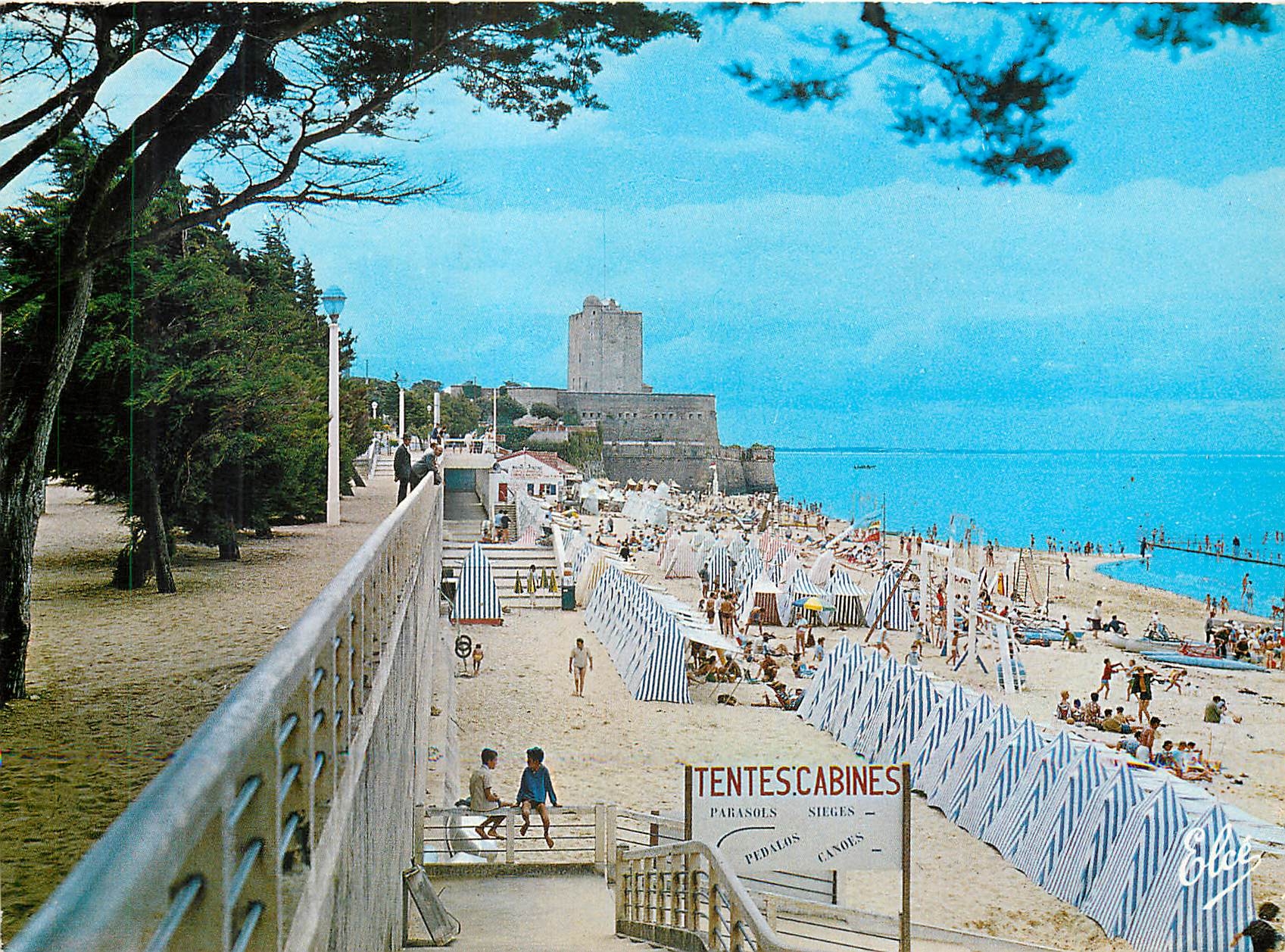 CPM Fouras Char Marit La Plage Le Semaphore A droite la Piscine Tentes cabines